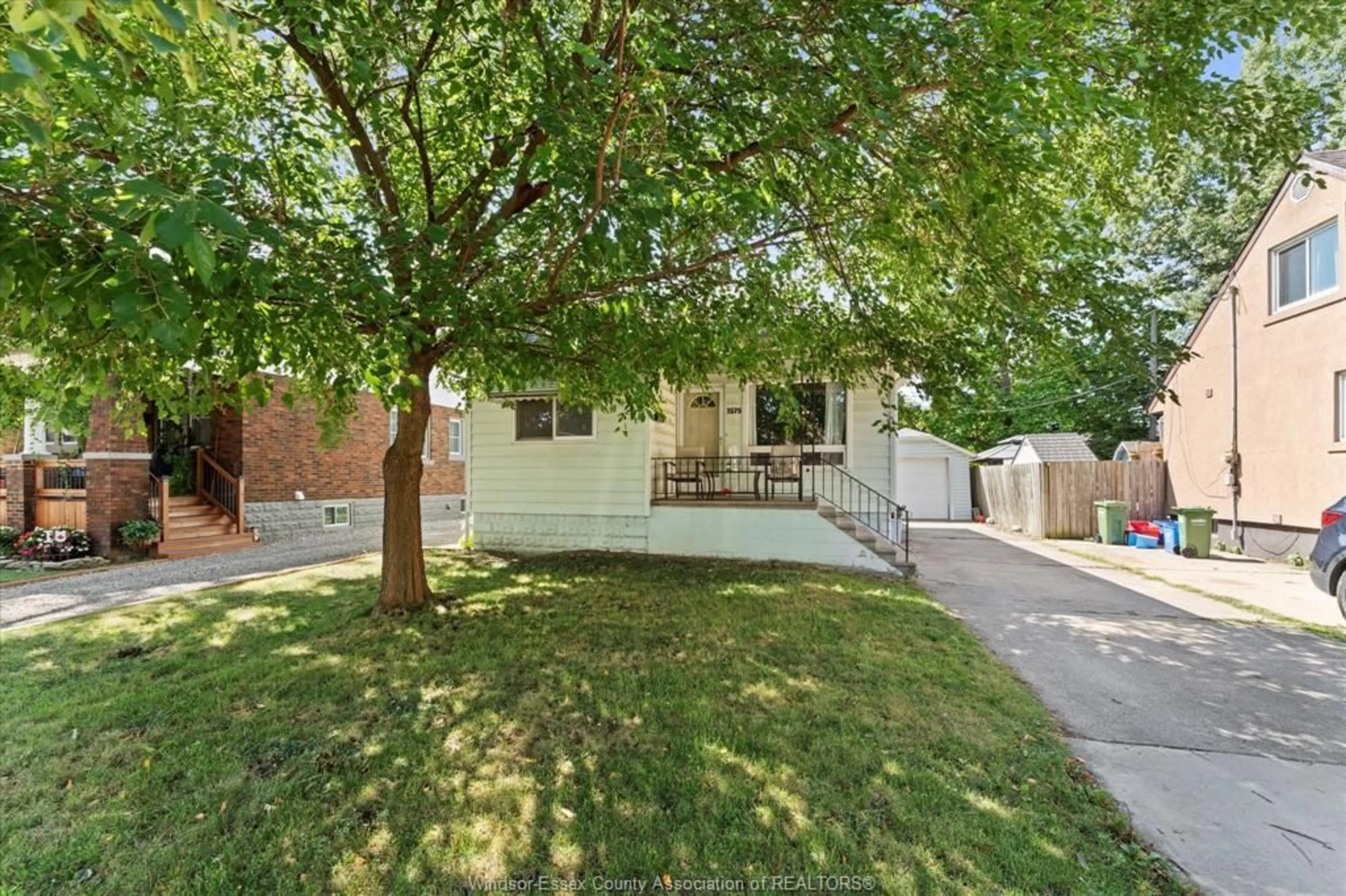 A pic from outside/outdoor area/front of a property/back of a property/a pic from drone, street for 1575 ELLROSE, Windsor Ontario N8Y 3X6