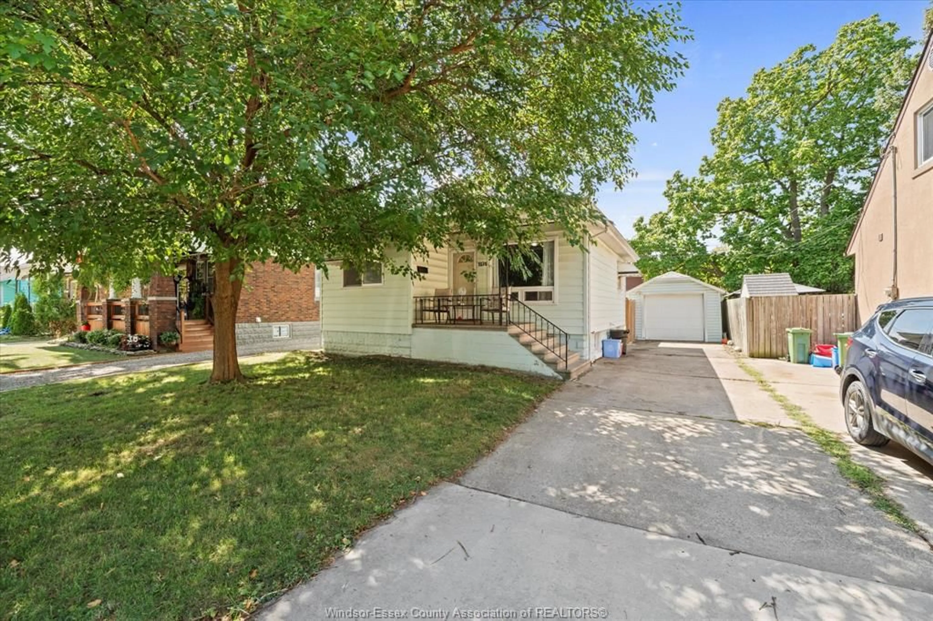 A pic from outside/outdoor area/front of a property/back of a property/a pic from drone, street for 1575 ELLROSE, Windsor Ontario N8Y 3X6