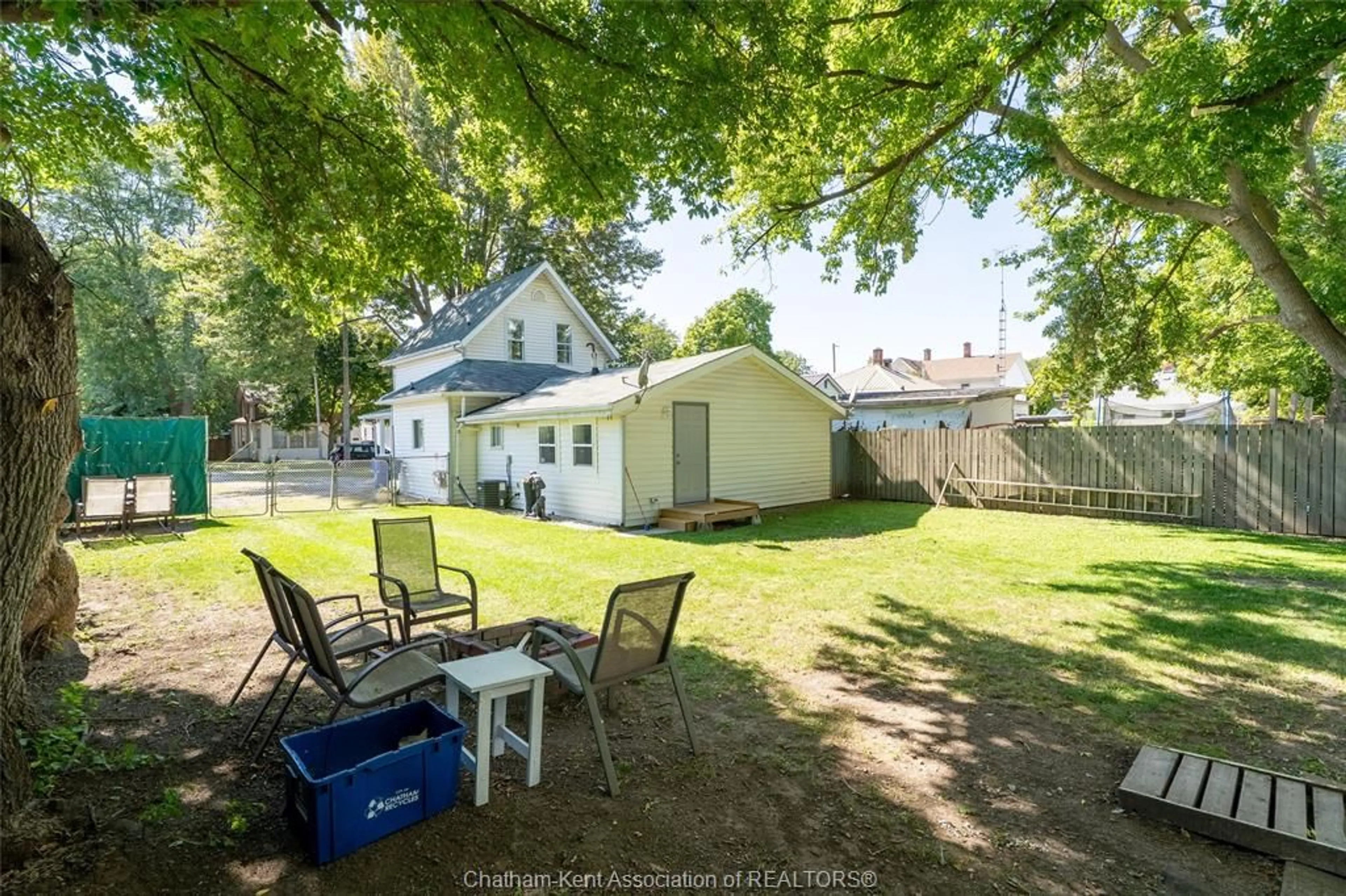 A pic from outside/outdoor area/front of a property/back of a property/a pic from drone, street for 81 West St, Chatham Ontario N7M 2R4