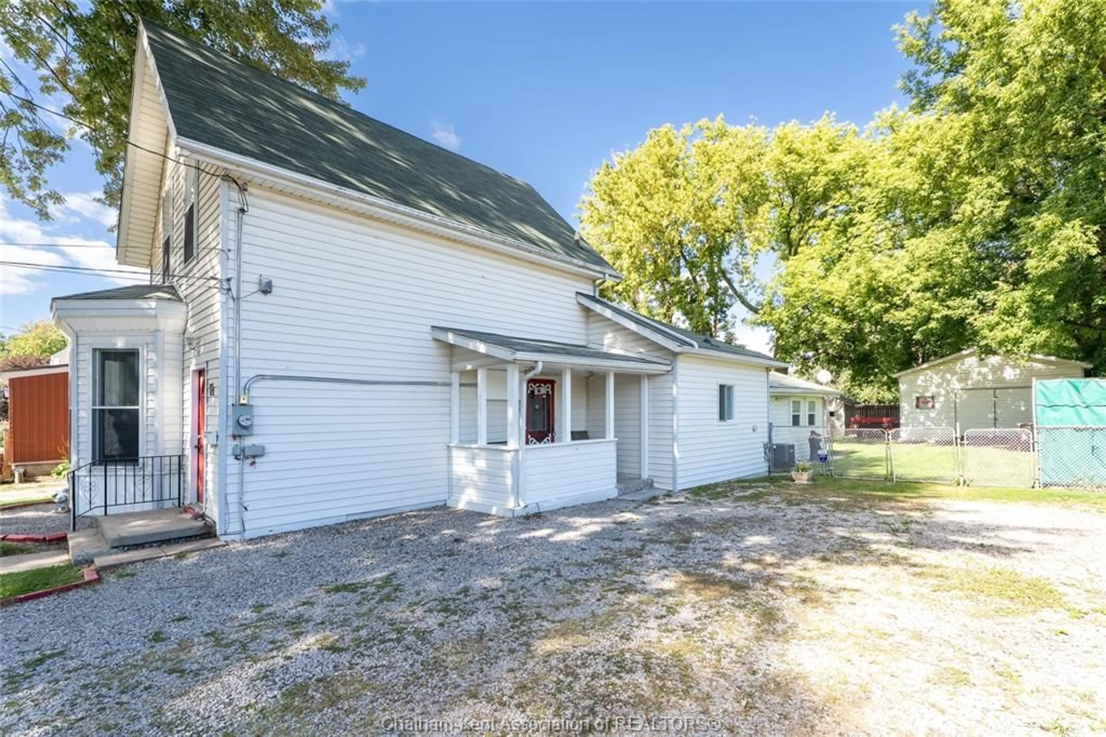 A pic from outside/outdoor area/front of a property/back of a property/a pic from drone, street for 81 West St, Chatham Ontario N7M 2R4