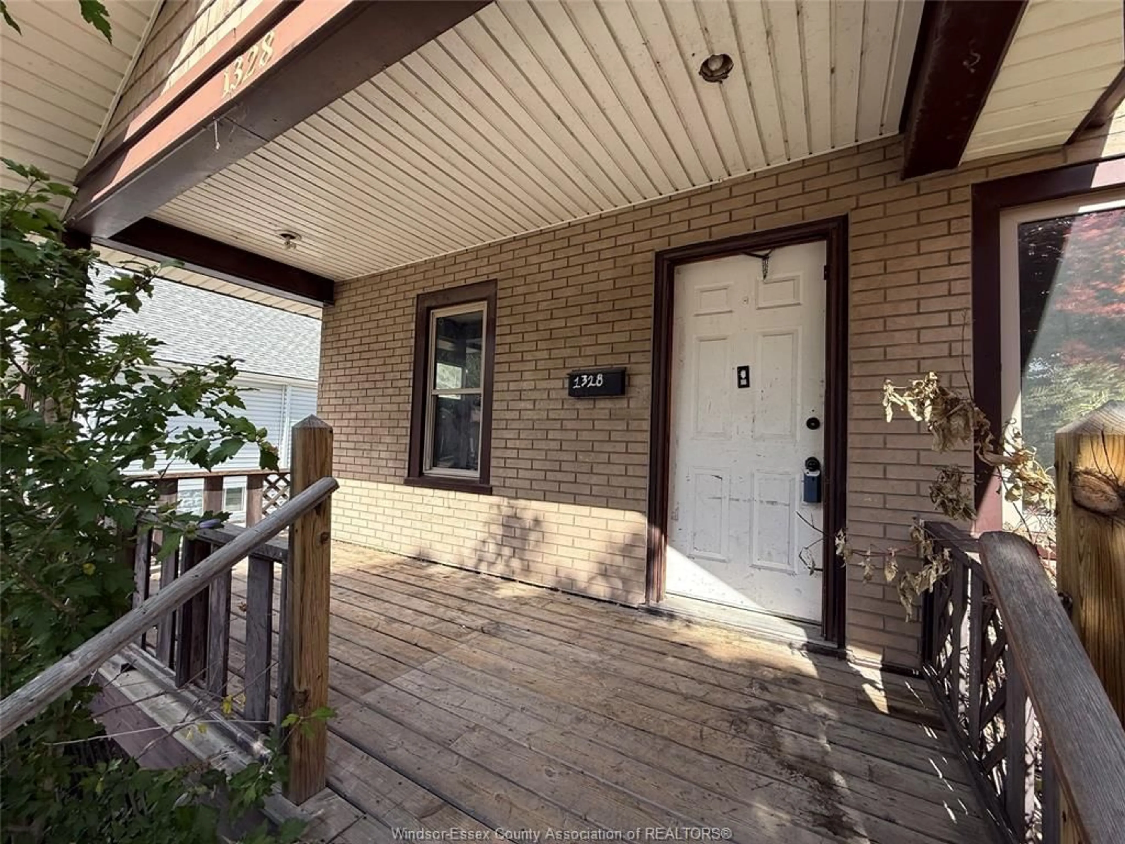 Indoor entryway for 1328 ELLROSE Ave, Windsor Ontario N8Y 3X1