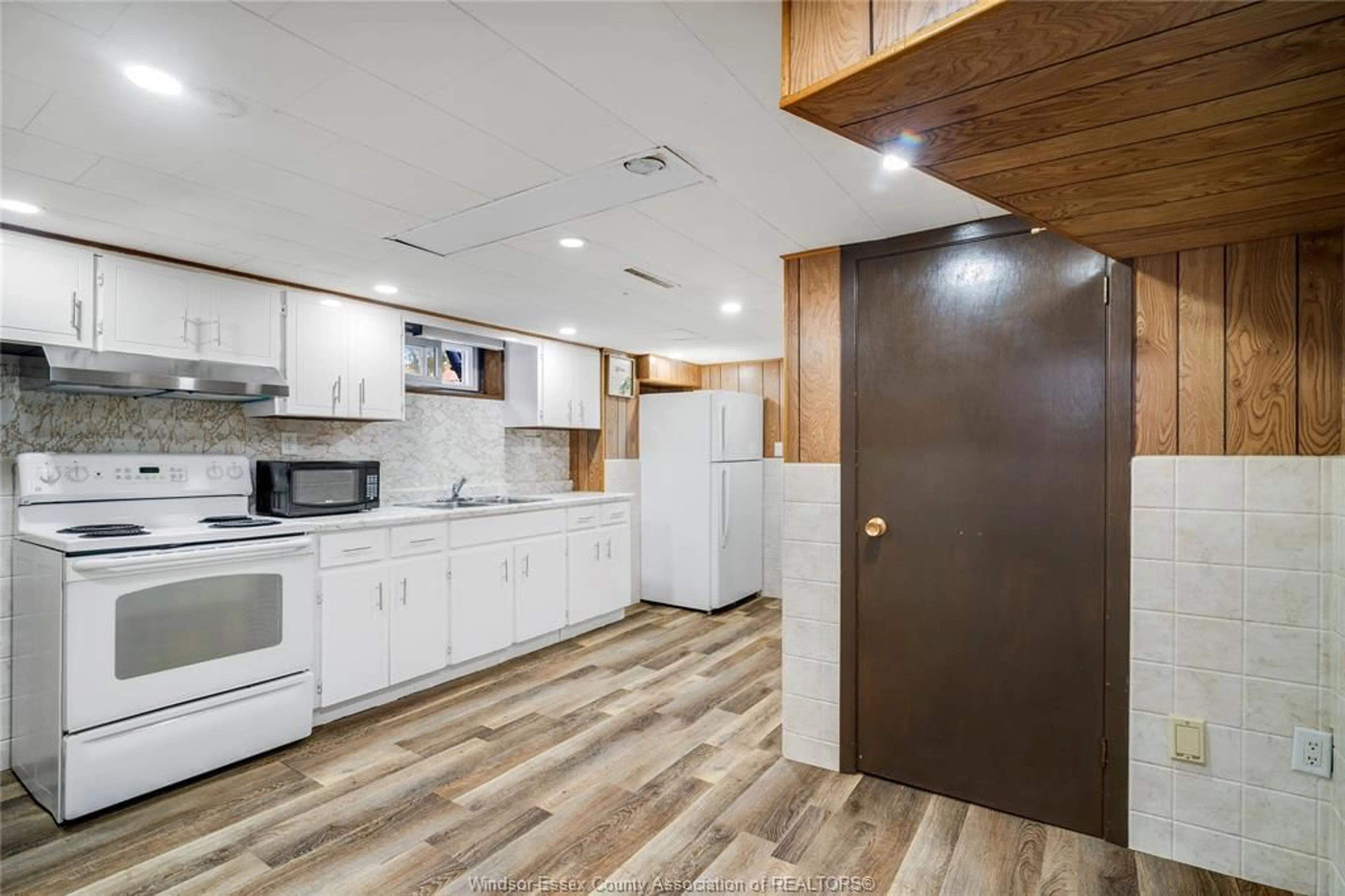 Standard kitchen, wood/laminate floor for 1026 WATSON Avenue, Windsor Ontario N8S 3T4