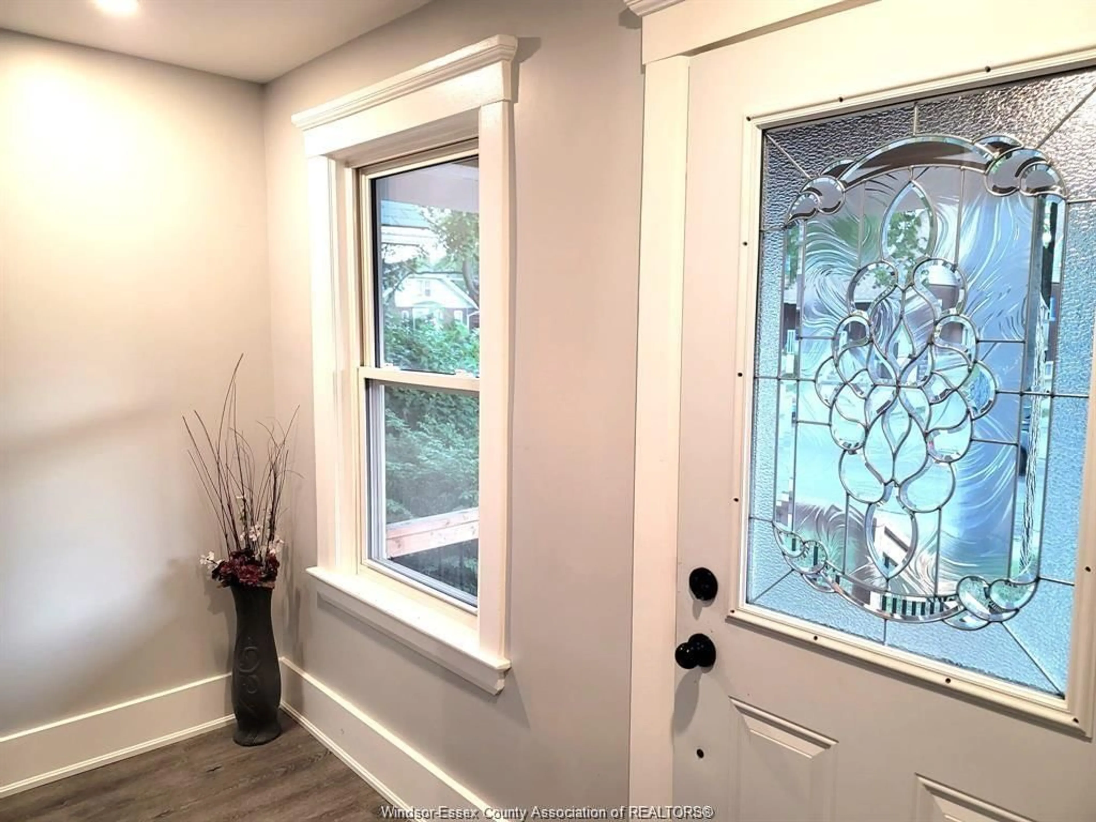 Indoor entryway for 874 BRUCE Avenue, Windsor Ontario N9A 4X5