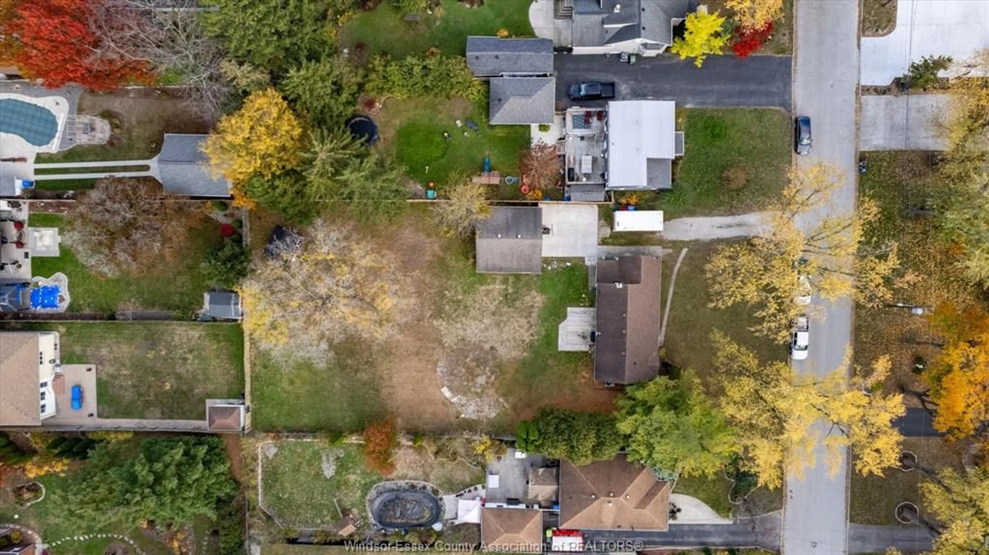 A pic from outside/outdoor area/front of a property/back of a property/a pic from drone, street for 576 Ducharme, Windsor Ontario N9G 1K4