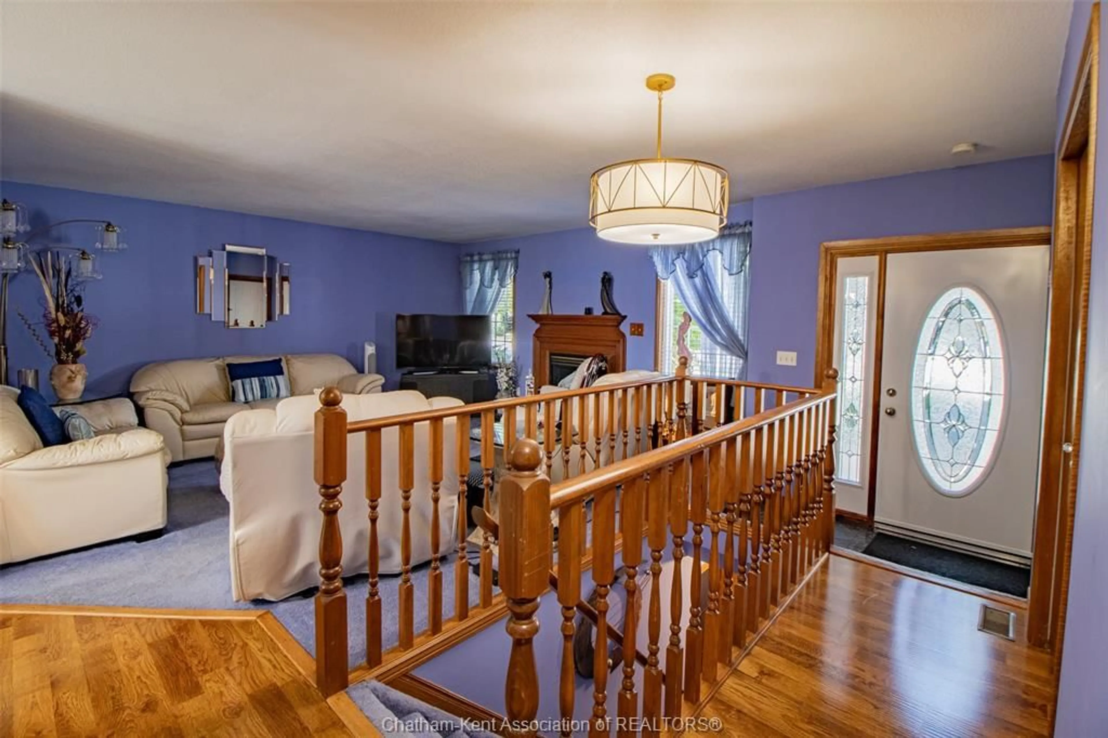 Indoor foyer for 140 Queen St, Tilbury Ontario N0P 2L0