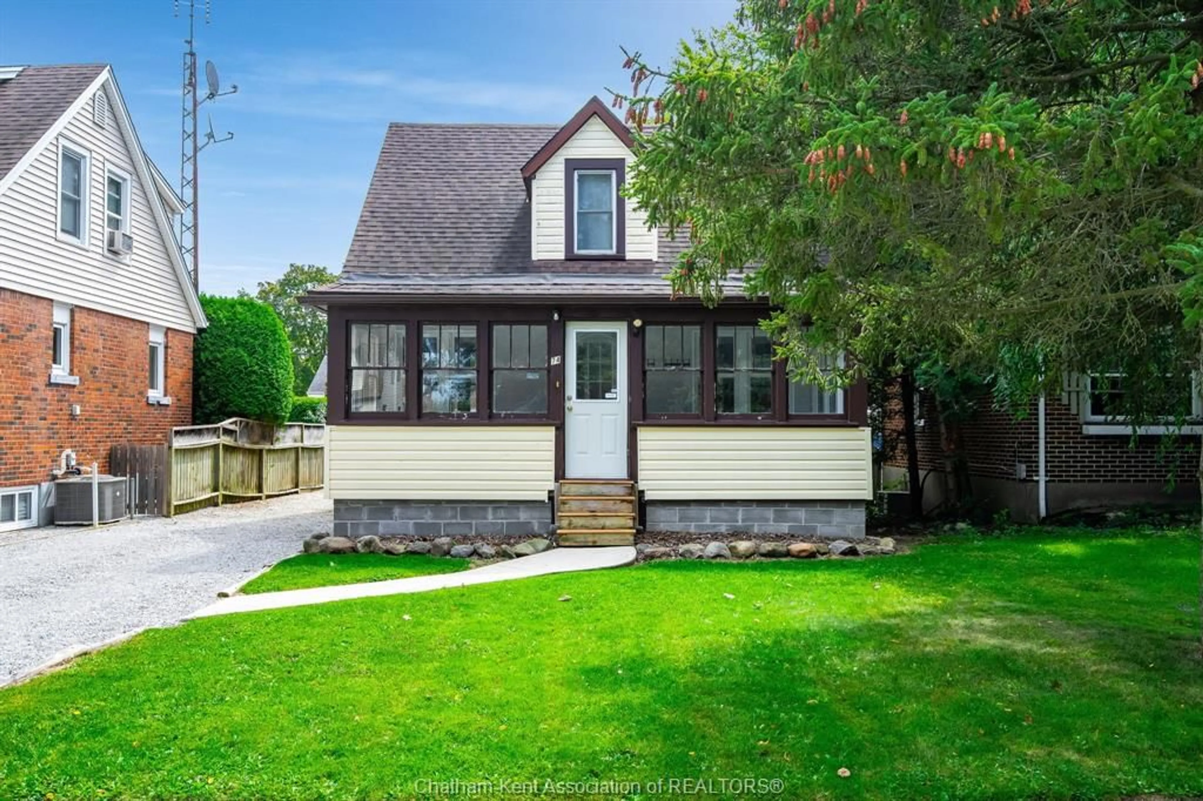Home with vinyl exterior material, street for 74 Prince Arthur Ave, Chatham Ontario N7M 1X6