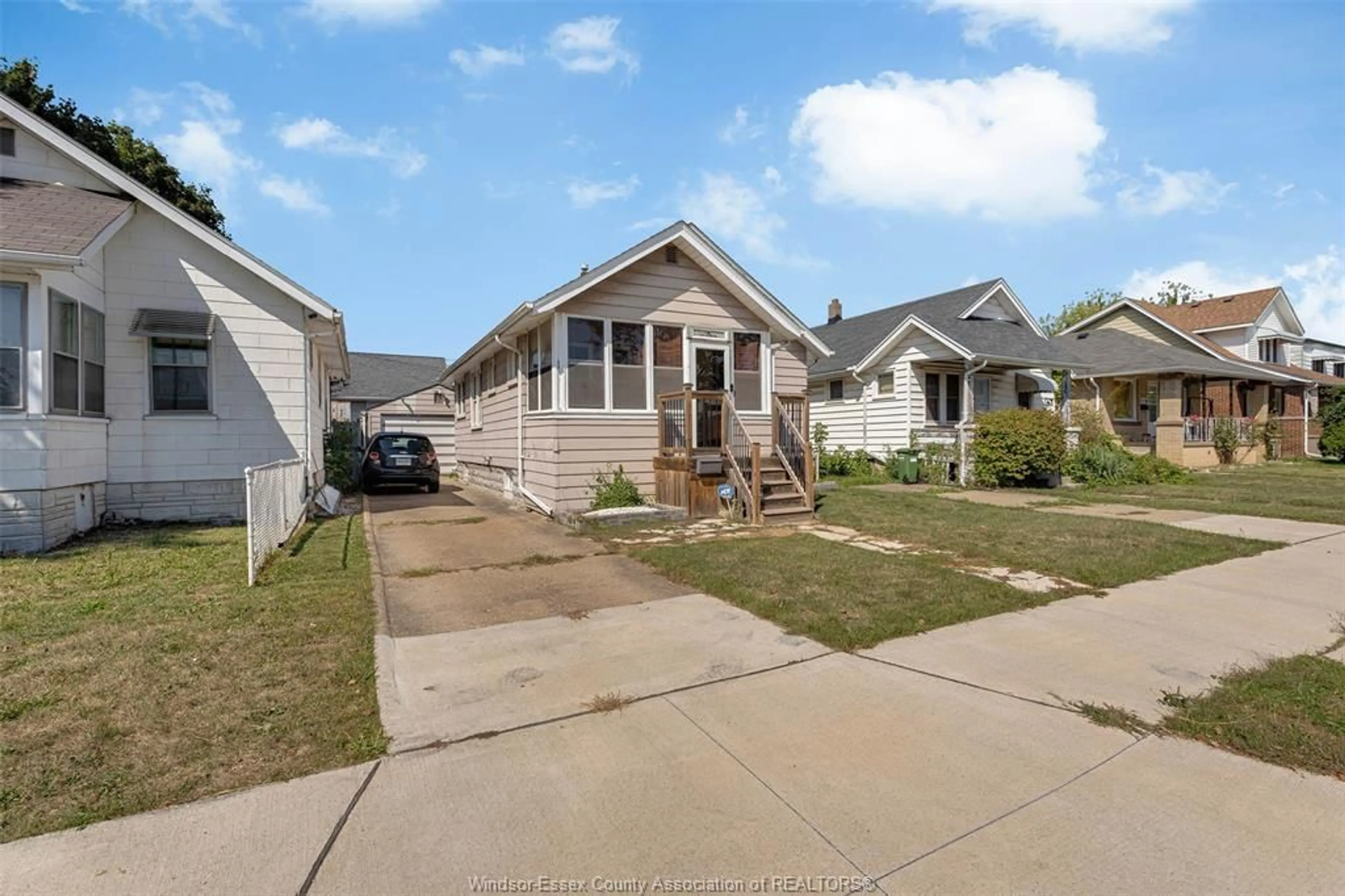 Home with vinyl exterior material, street for 410 FOCH, Windsor Ontario N8X 2W1