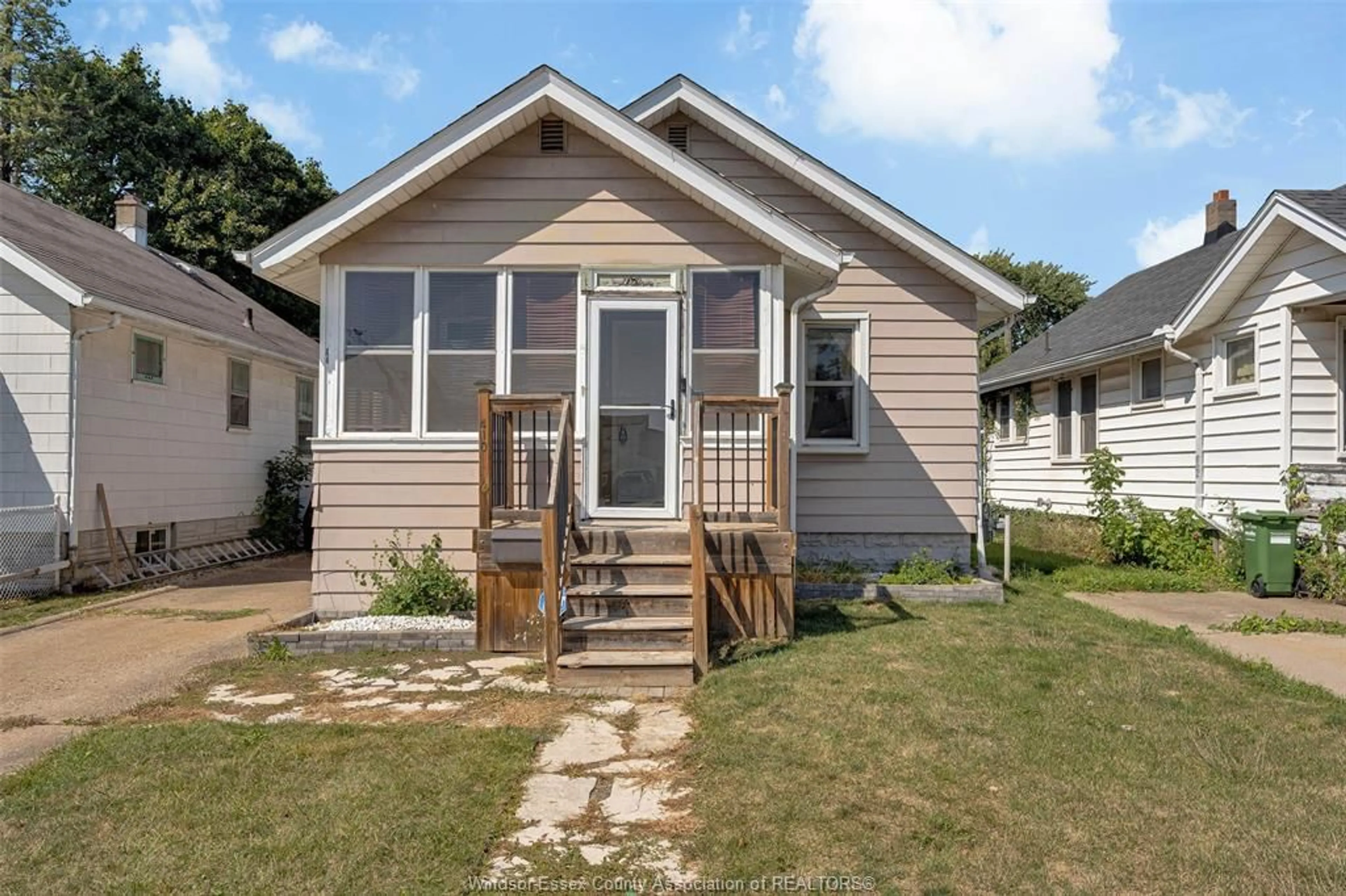 Home with vinyl exterior material, street for 410 FOCH, Windsor Ontario N8X 2W1