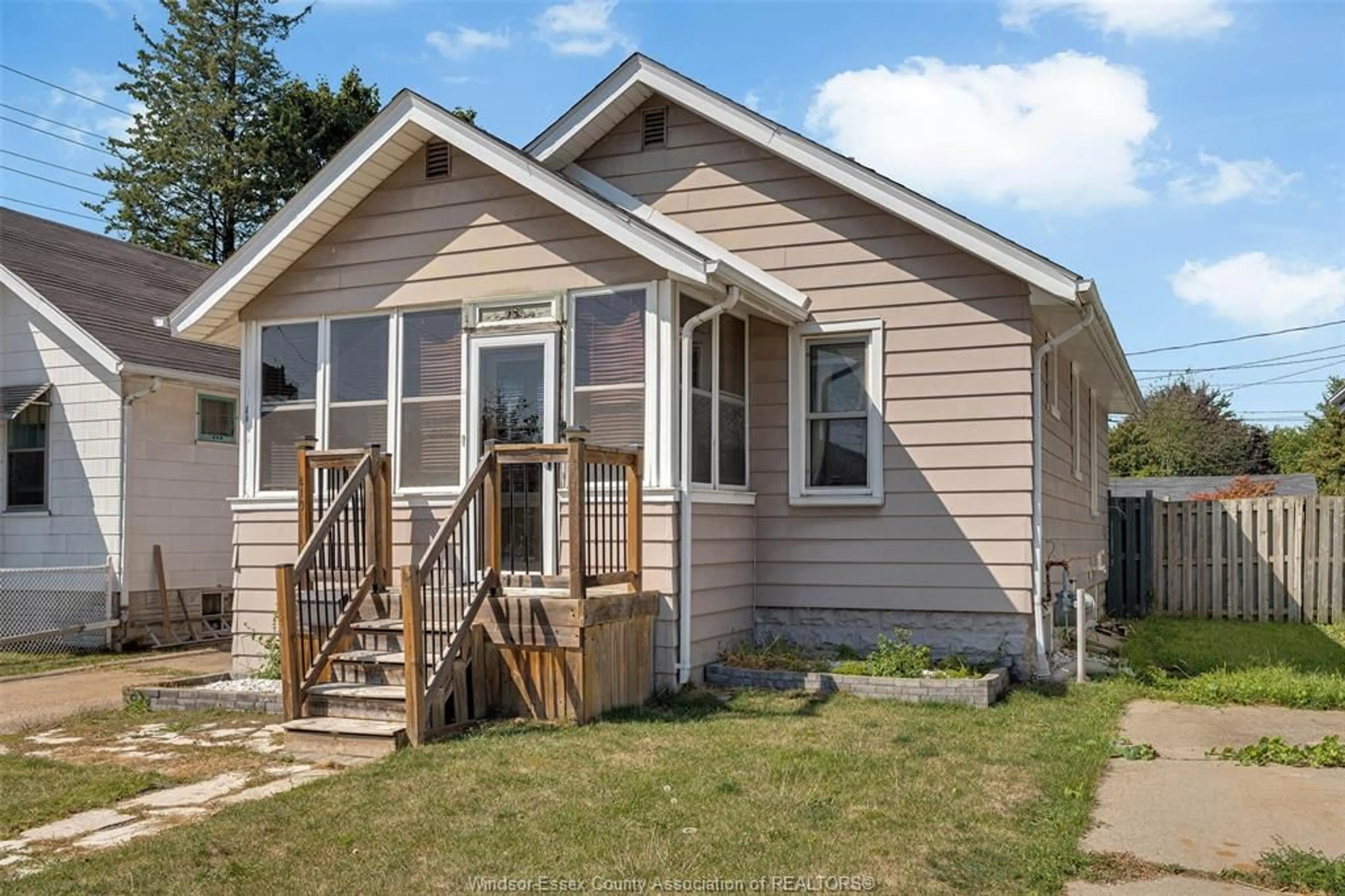 Home with vinyl exterior material, street for 410 FOCH, Windsor Ontario N8X 2W1