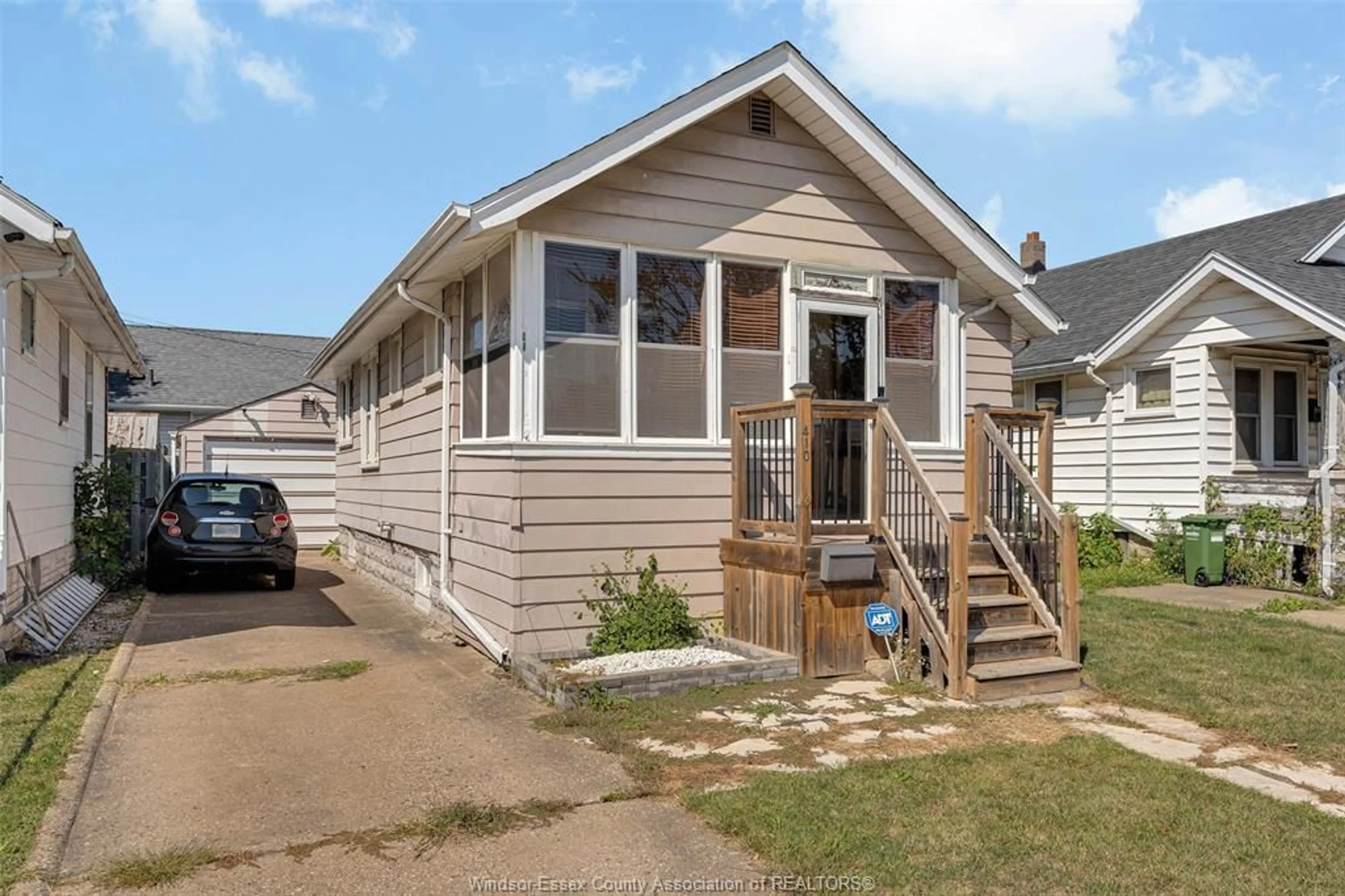 Home with vinyl exterior material, street for 410 FOCH, Windsor Ontario N8X 2W1