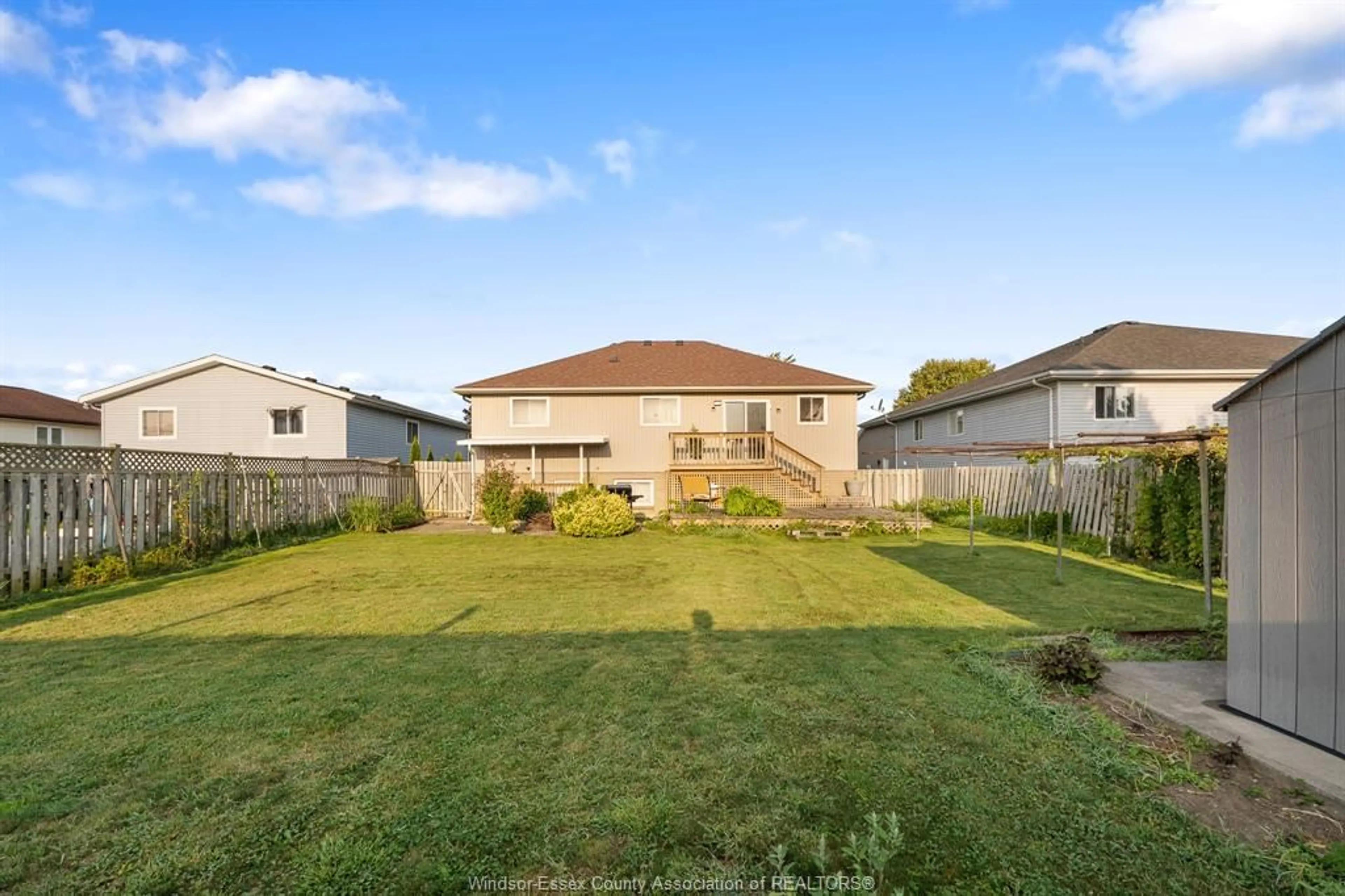 A pic from outside/outdoor area/front of a property/back of a property/a pic from drone, unknown for 39 Sturgeon Meadows, Leamington Ontario N8H 5H5