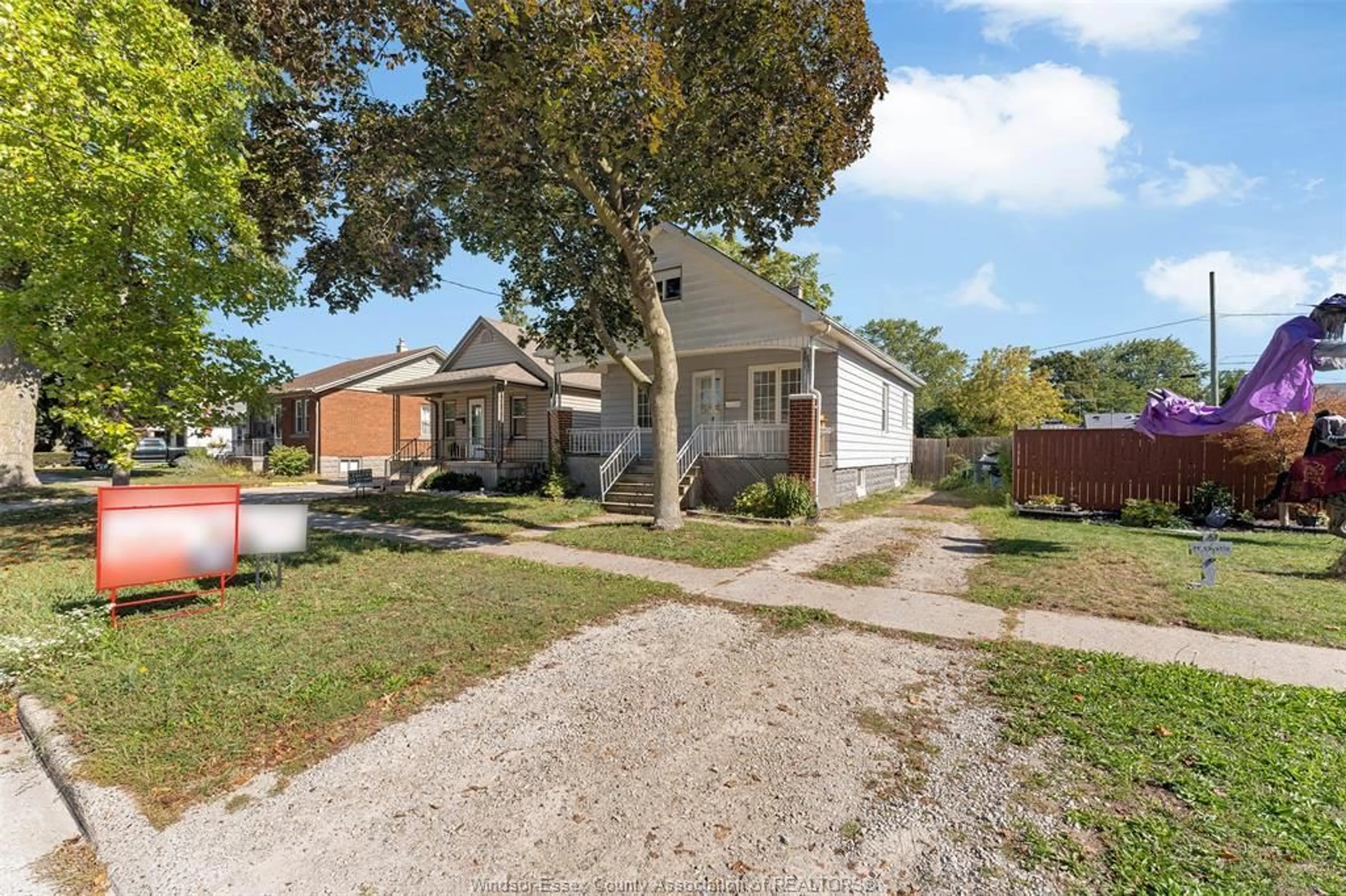 A pic from outside/outdoor area/front of a property/back of a property/a pic from drone, street for 2528 GEORGE Ave, Windsor Ontario N8W 4M7