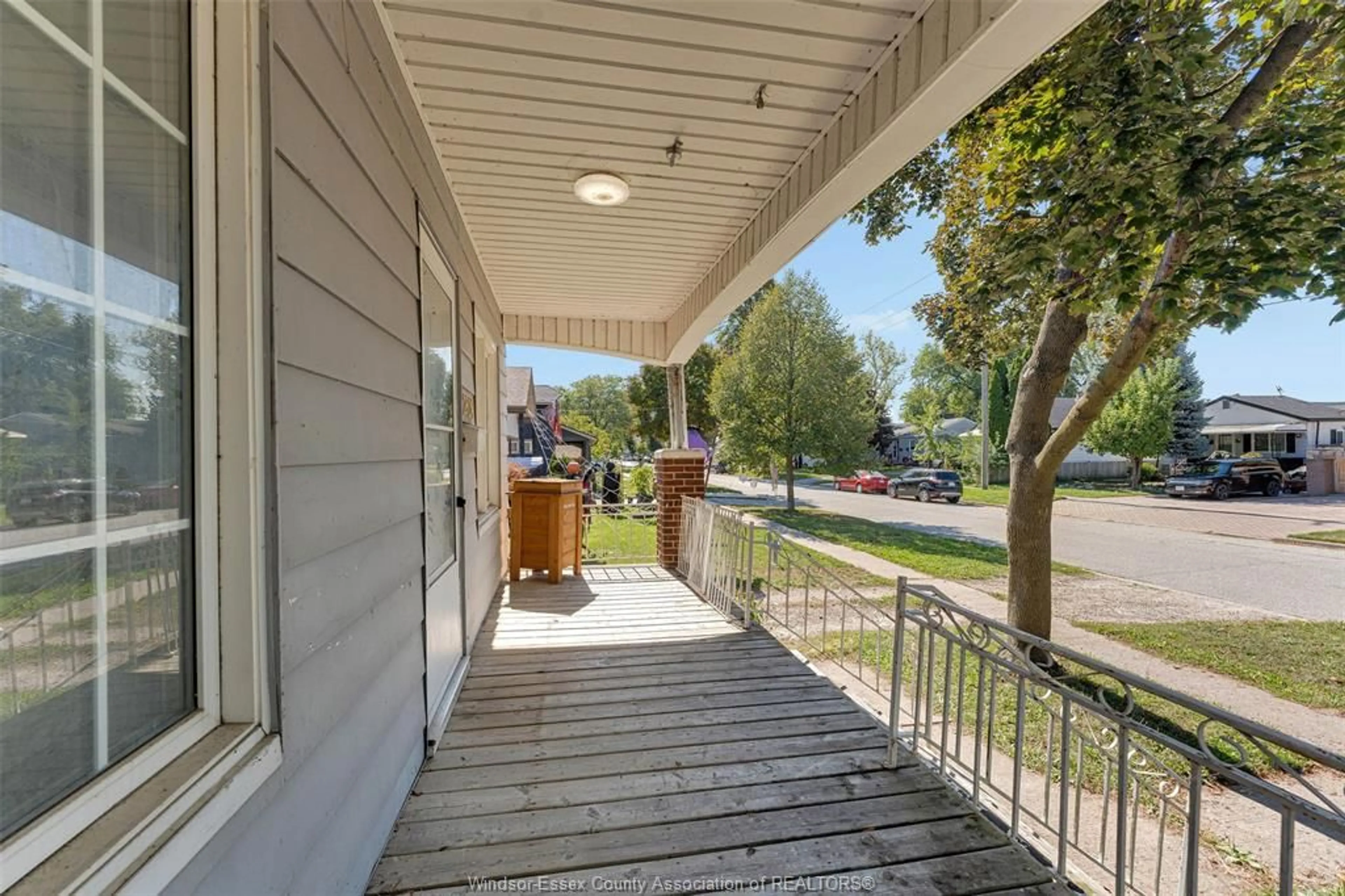 Patio, street for 2528 GEORGE Ave, Windsor Ontario N8W 4M7