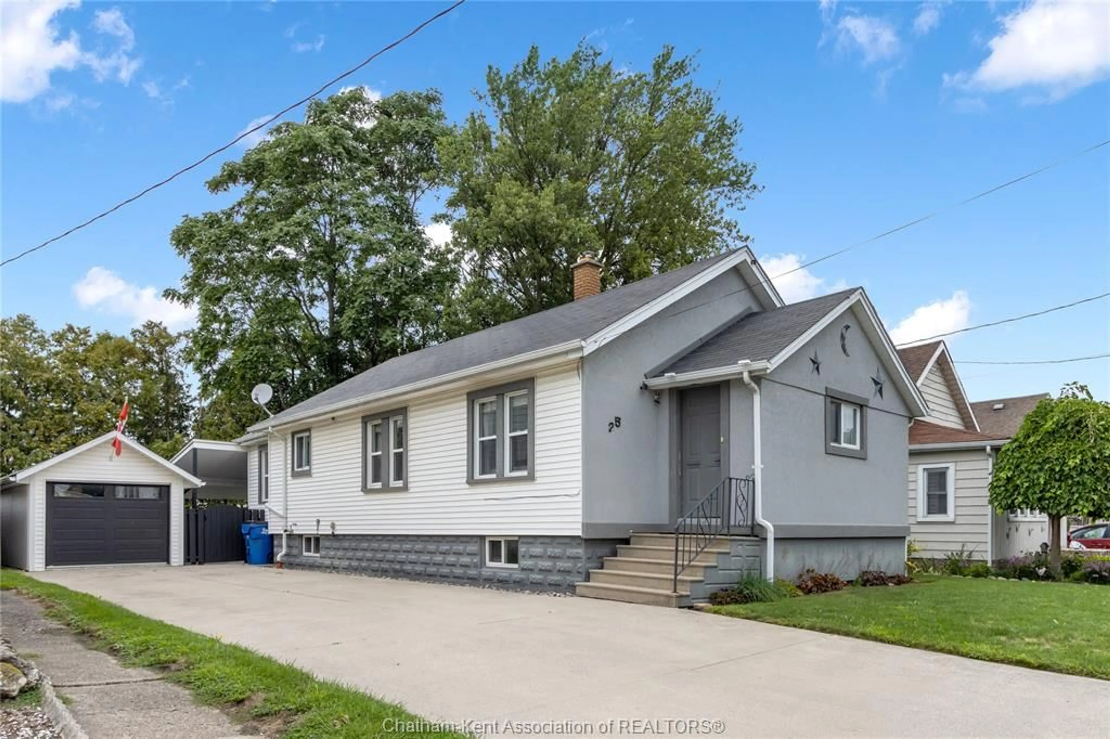 Home with vinyl exterior material, street for 25 EDGAR St, Chatham Ontario N7M 1V6