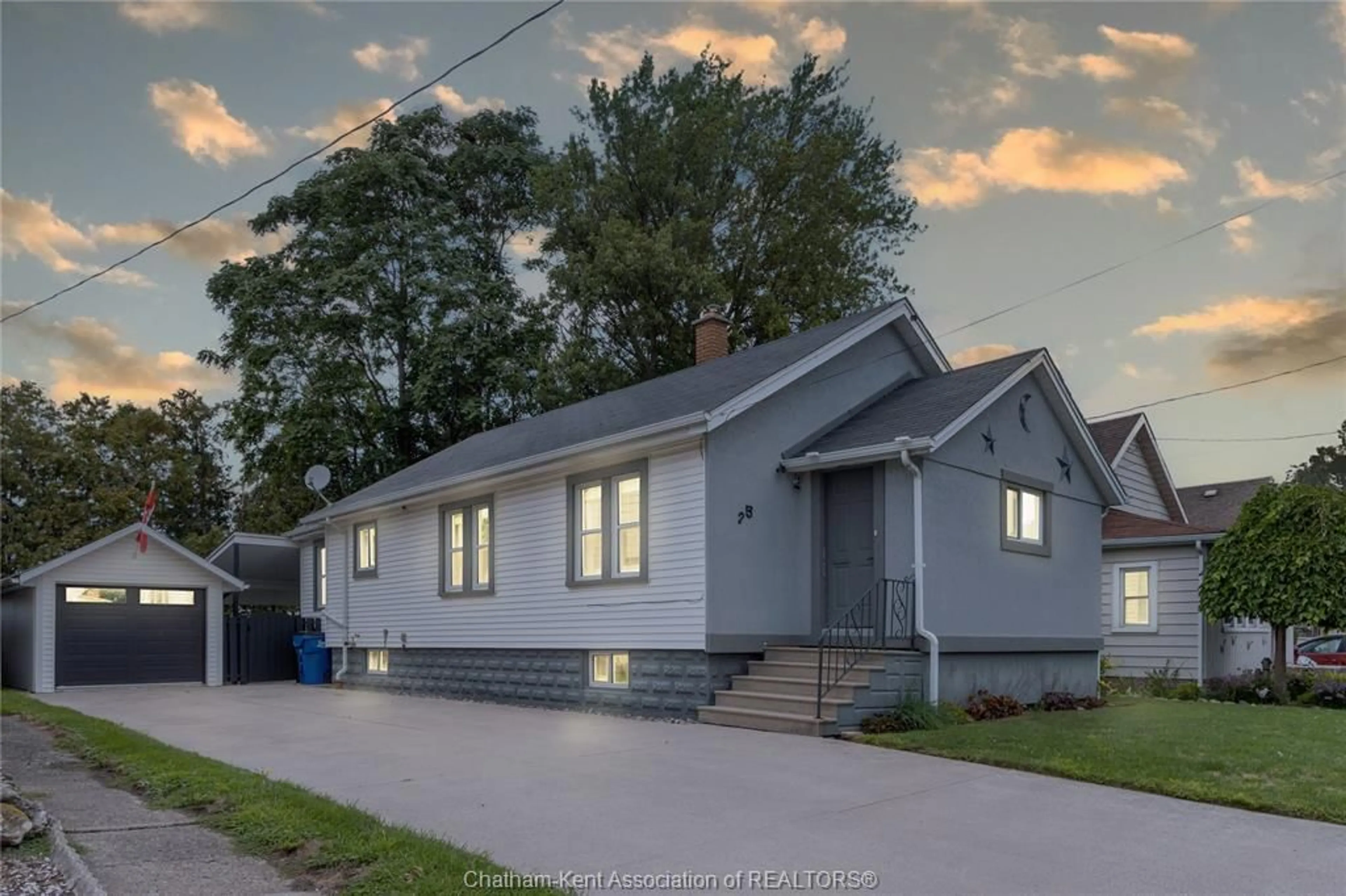 Home with vinyl exterior material, street for 25 EDGAR St, Chatham Ontario N7M 1V6