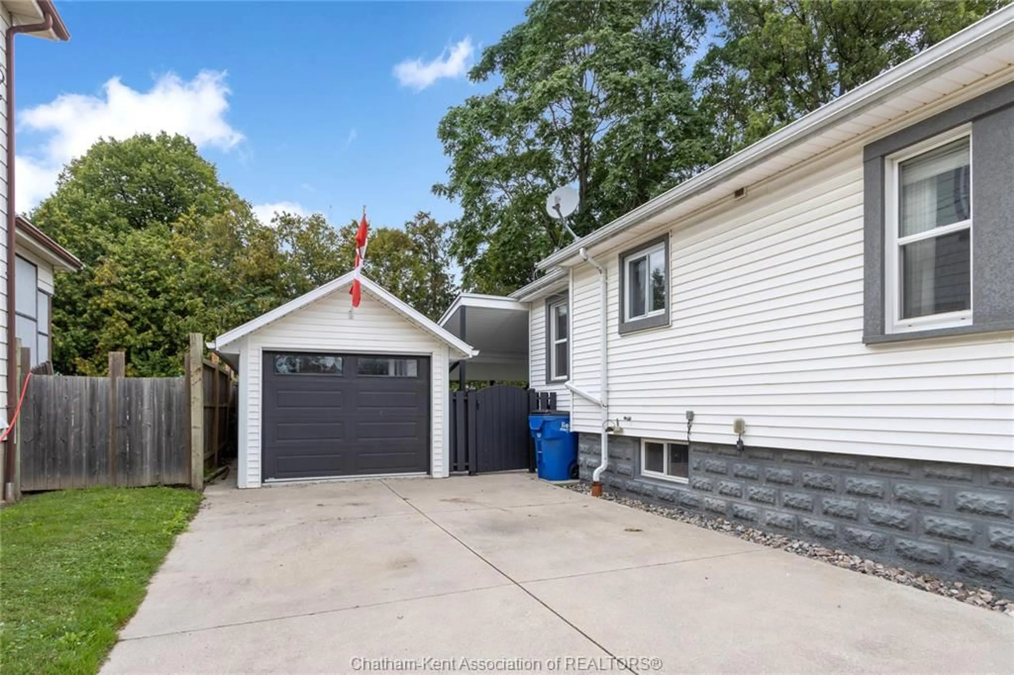Home with vinyl exterior material, street for 25 EDGAR St, Chatham Ontario N7M 1V6