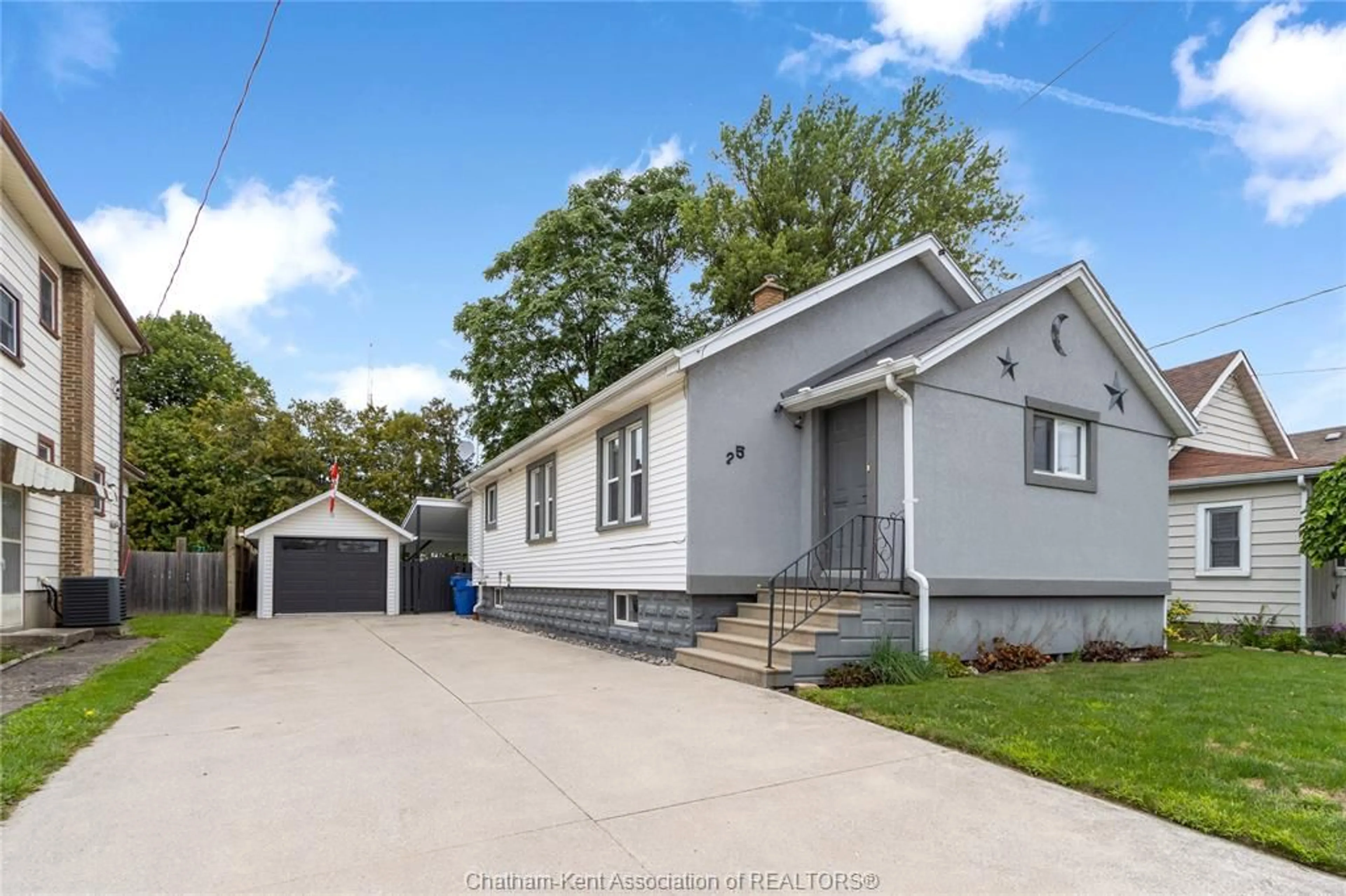 Home with vinyl exterior material, street for 25 EDGAR St, Chatham Ontario N7M 1V6