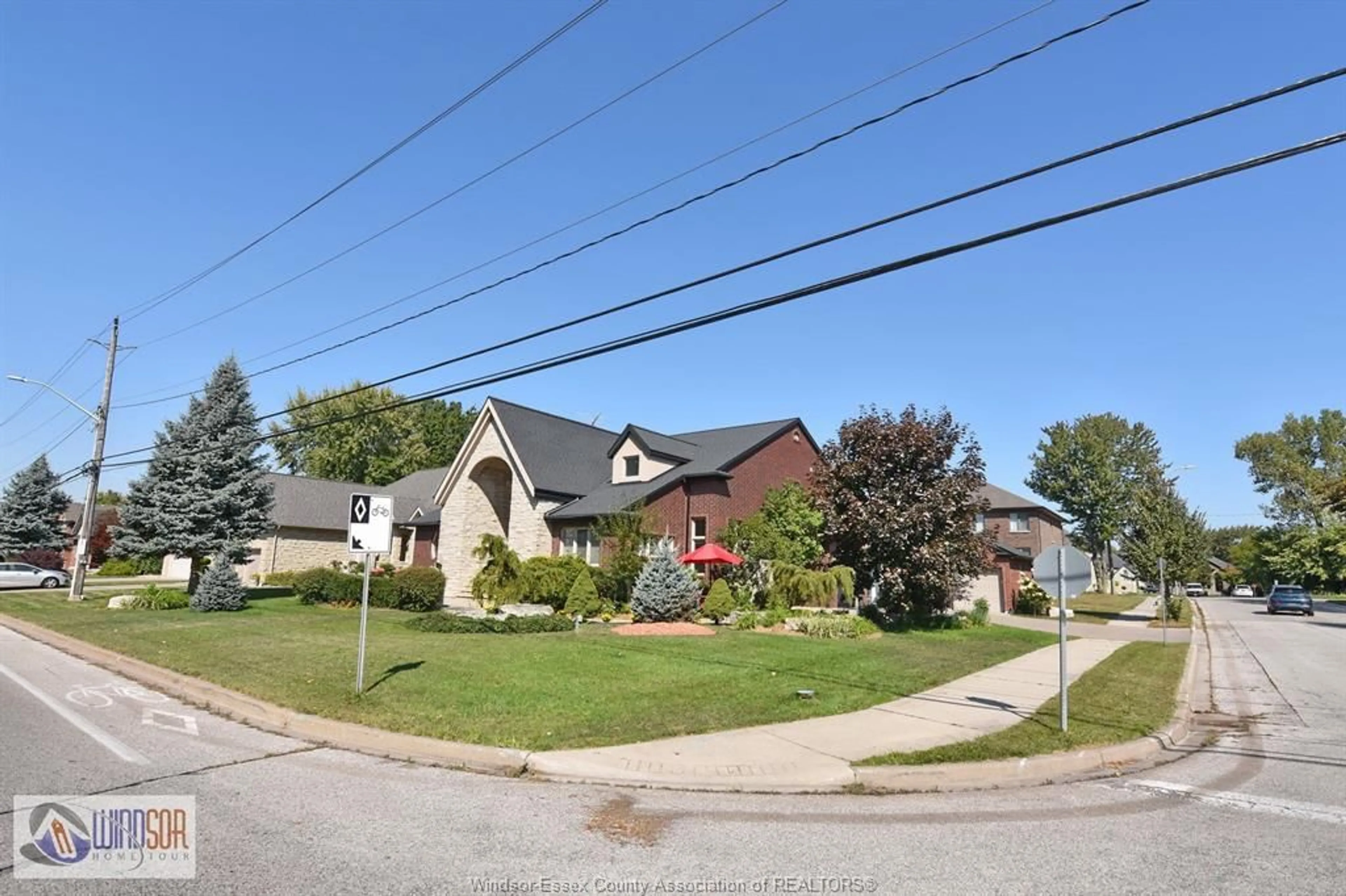 A pic from outside/outdoor area/front of a property/back of a property/a pic from drone, street for 2990 NORMANDY St, LaSalle Ontario N9H 2P2