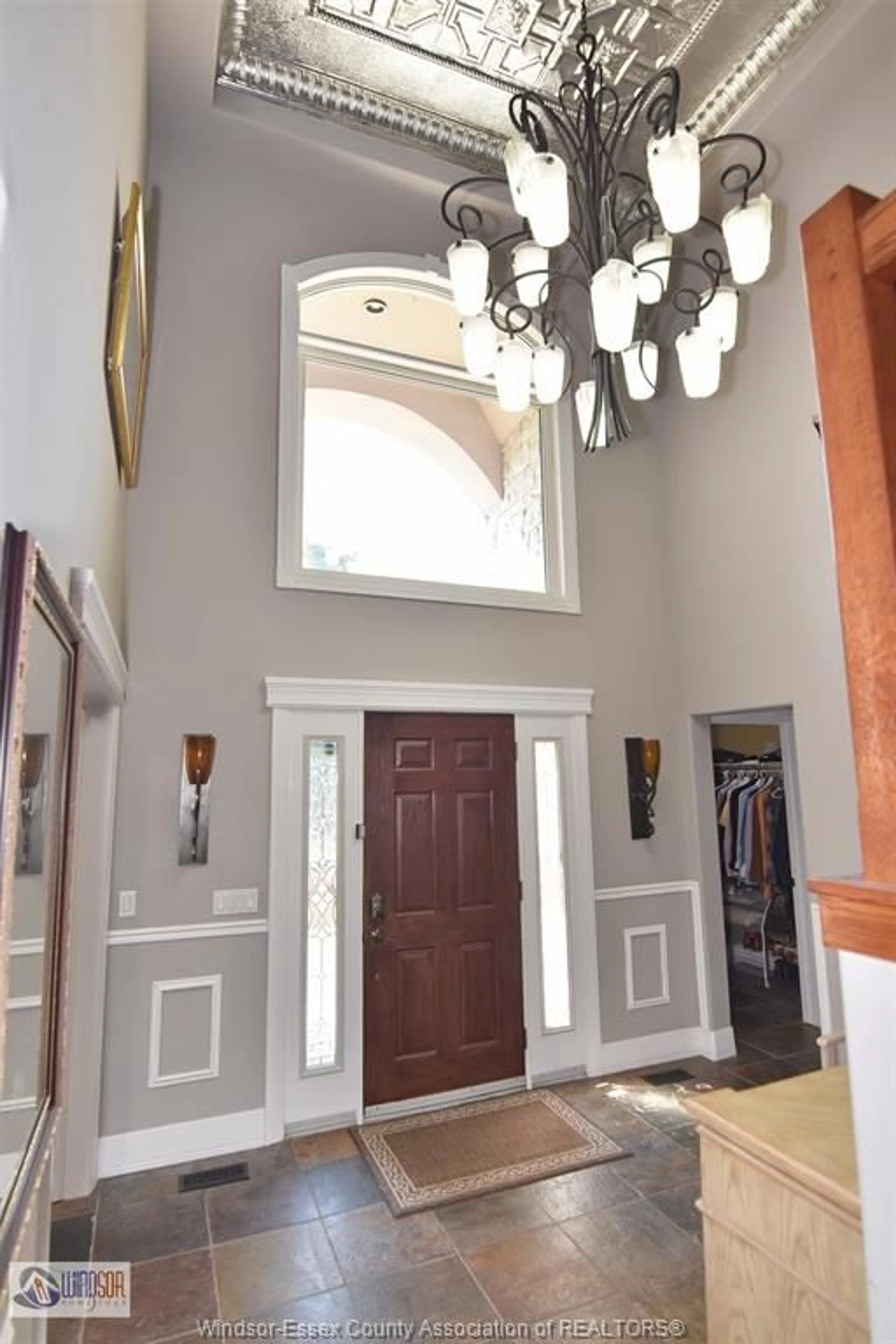 Indoor foyer for 2990 NORMANDY St, LaSalle Ontario N9H 2P2
