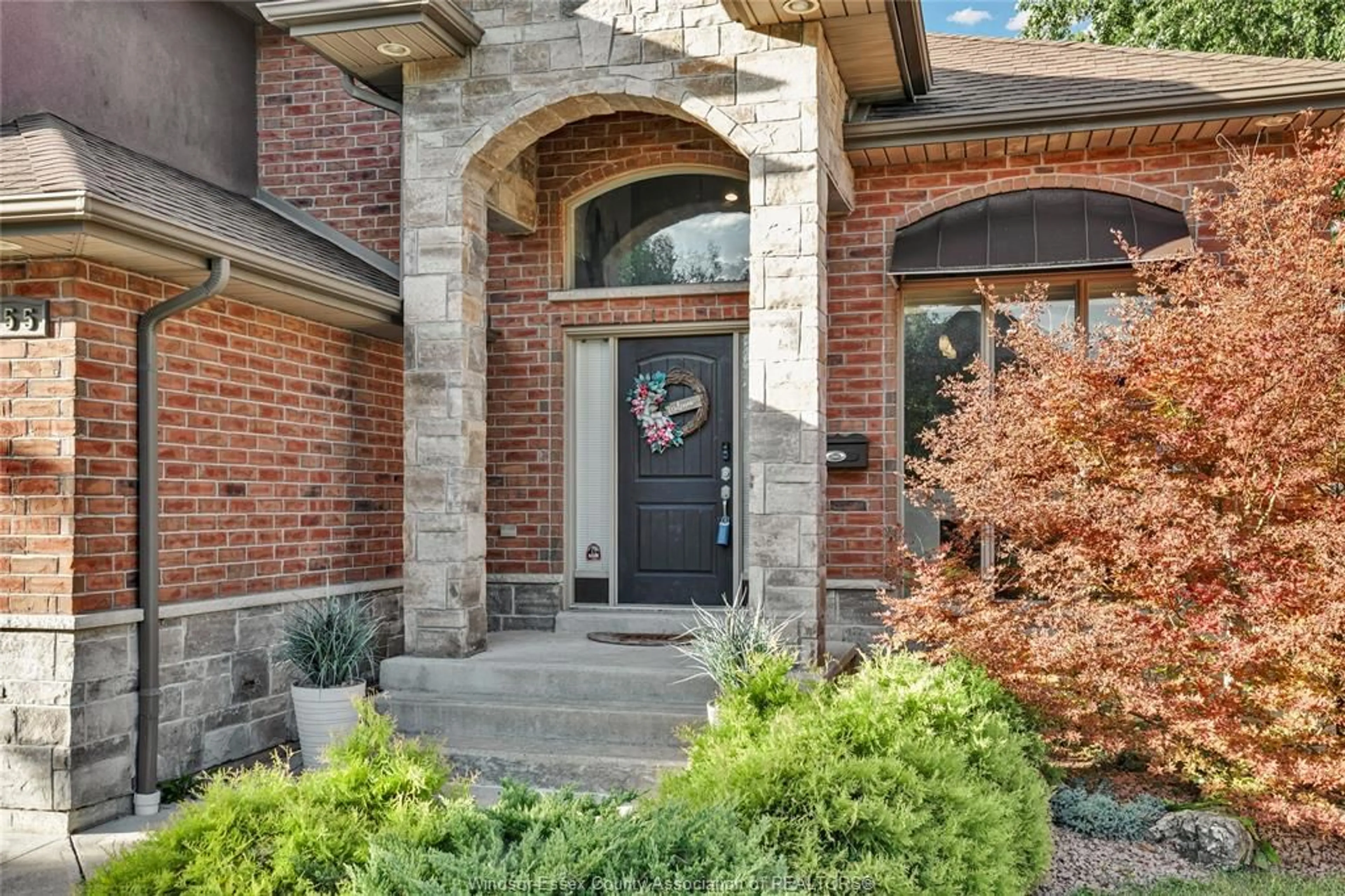 Home with brick exterior material, street for 555 SUPERIOR St, LaSalle Ontario N9J 3Z5