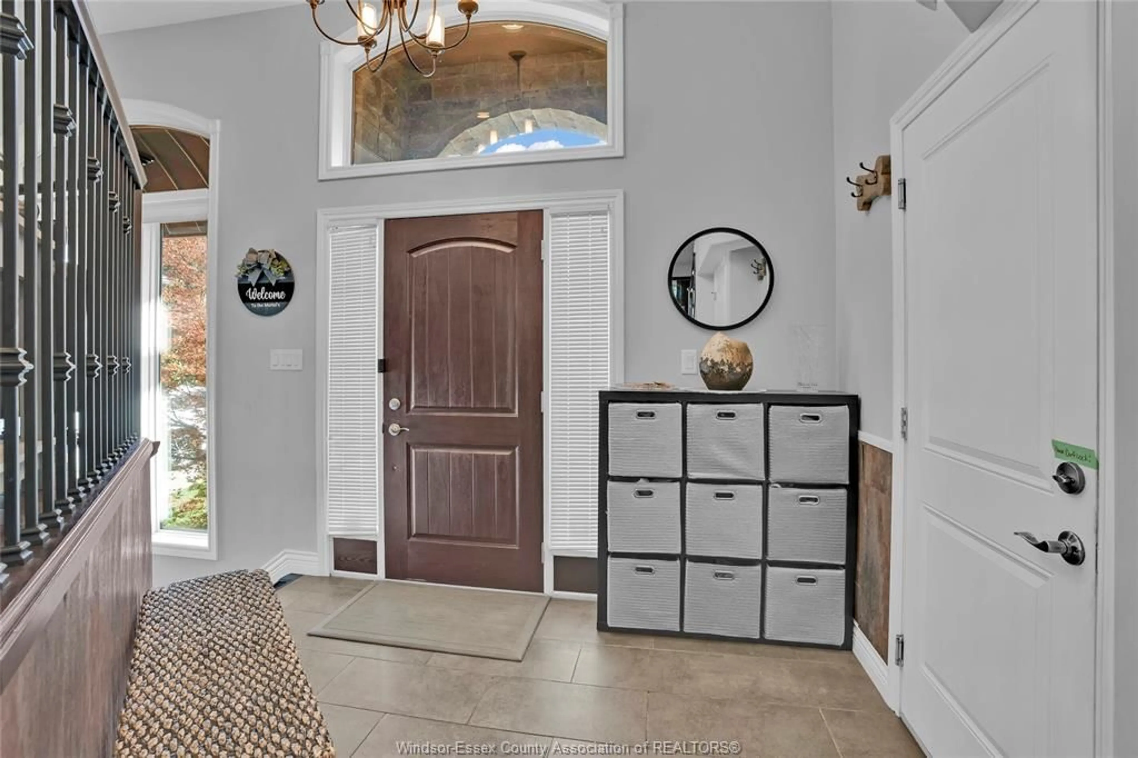 Indoor entryway for 555 SUPERIOR St, LaSalle Ontario N9J 3Z5