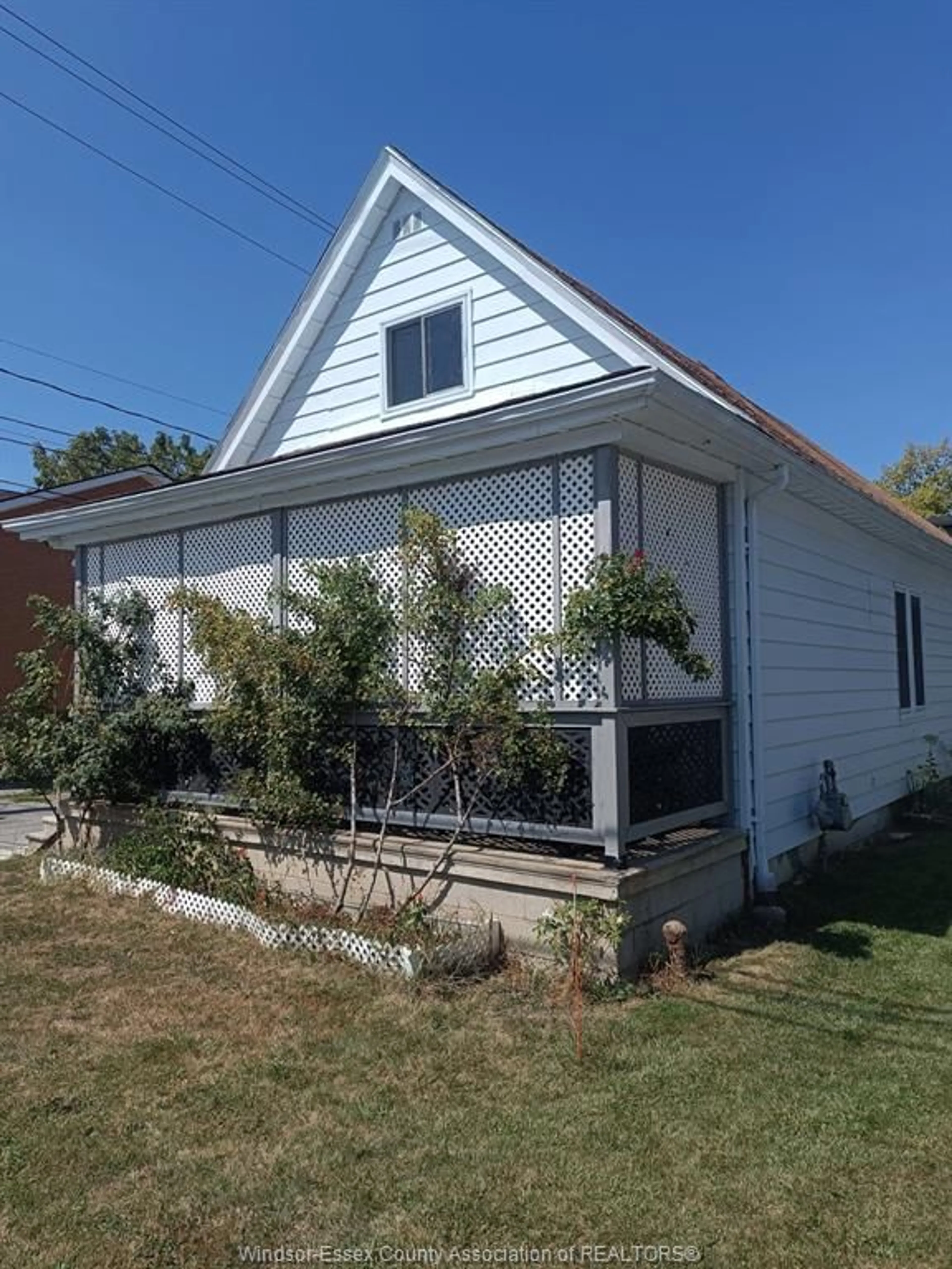 Home with vinyl exterior material, street for 1056 CATARAQUI, Windsor Ontario N9A 3P9