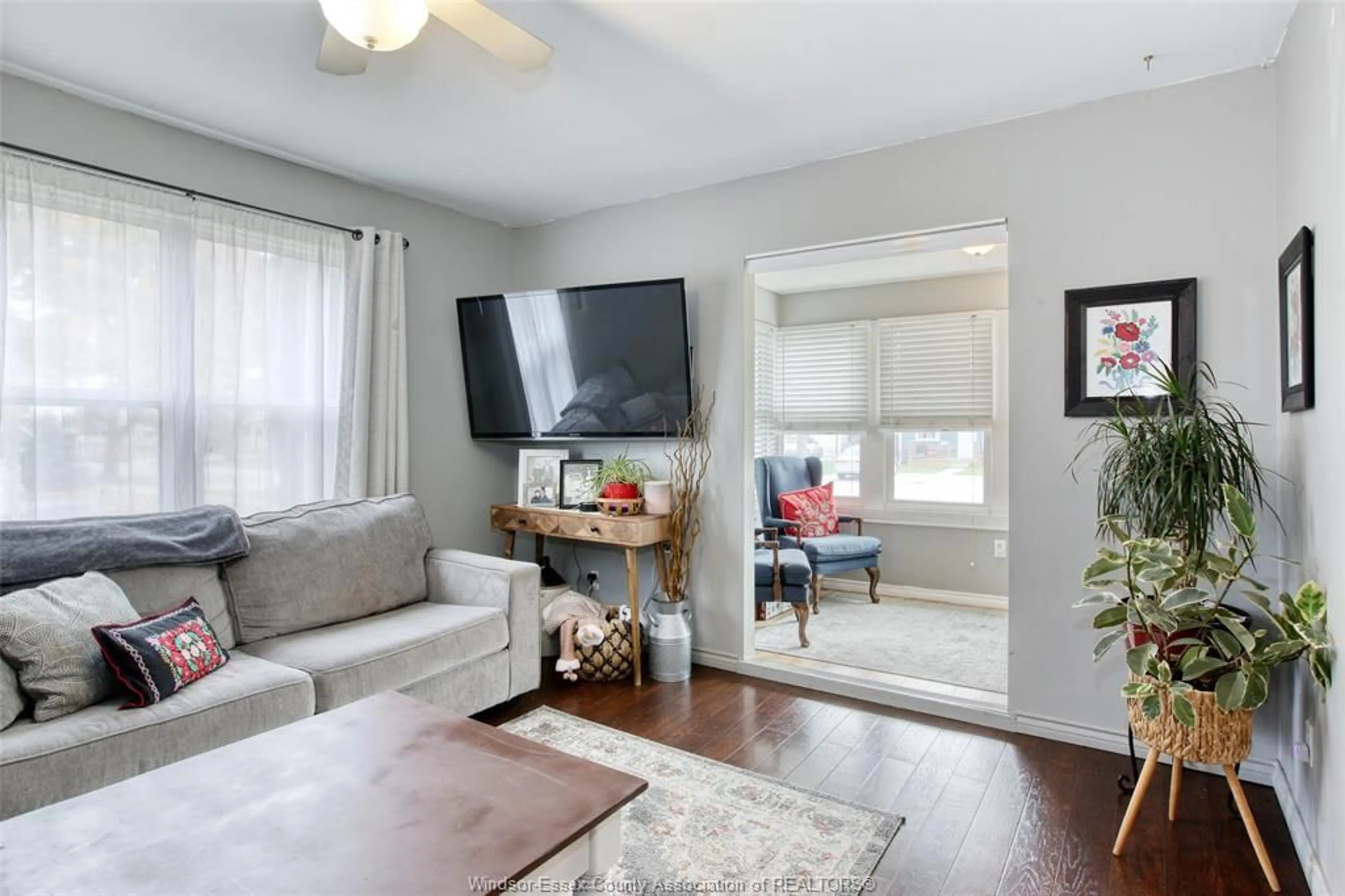 Living room with furniture, wood/laminate floor for 282 RICHMOND, Amherstburg Ontario N9V 1G8