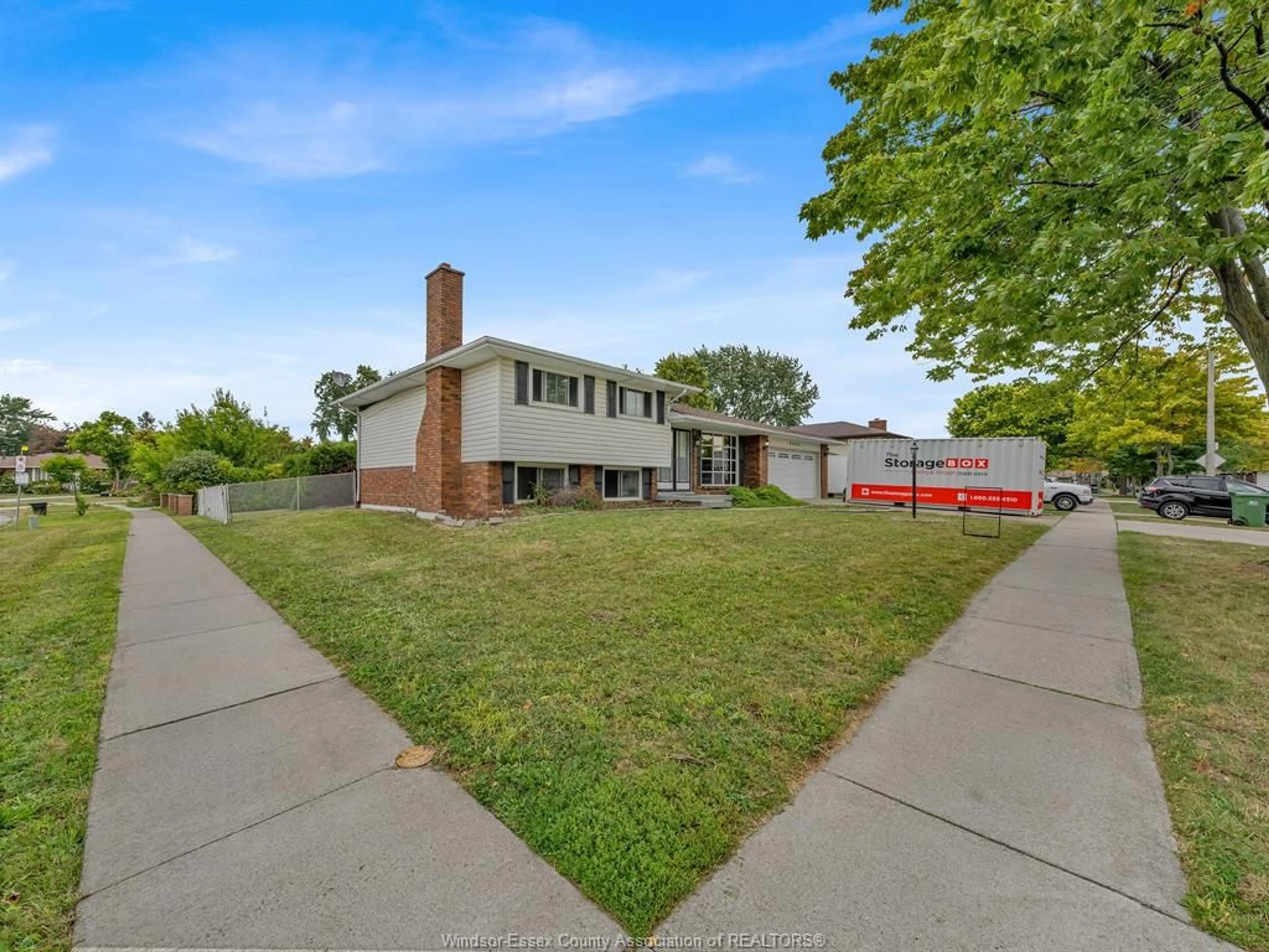 A pic from outside/outdoor area/front of a property/back of a property/a pic from drone, street for 9230 BEACHDALE Rd, Windsor Ontario N8R 1R9