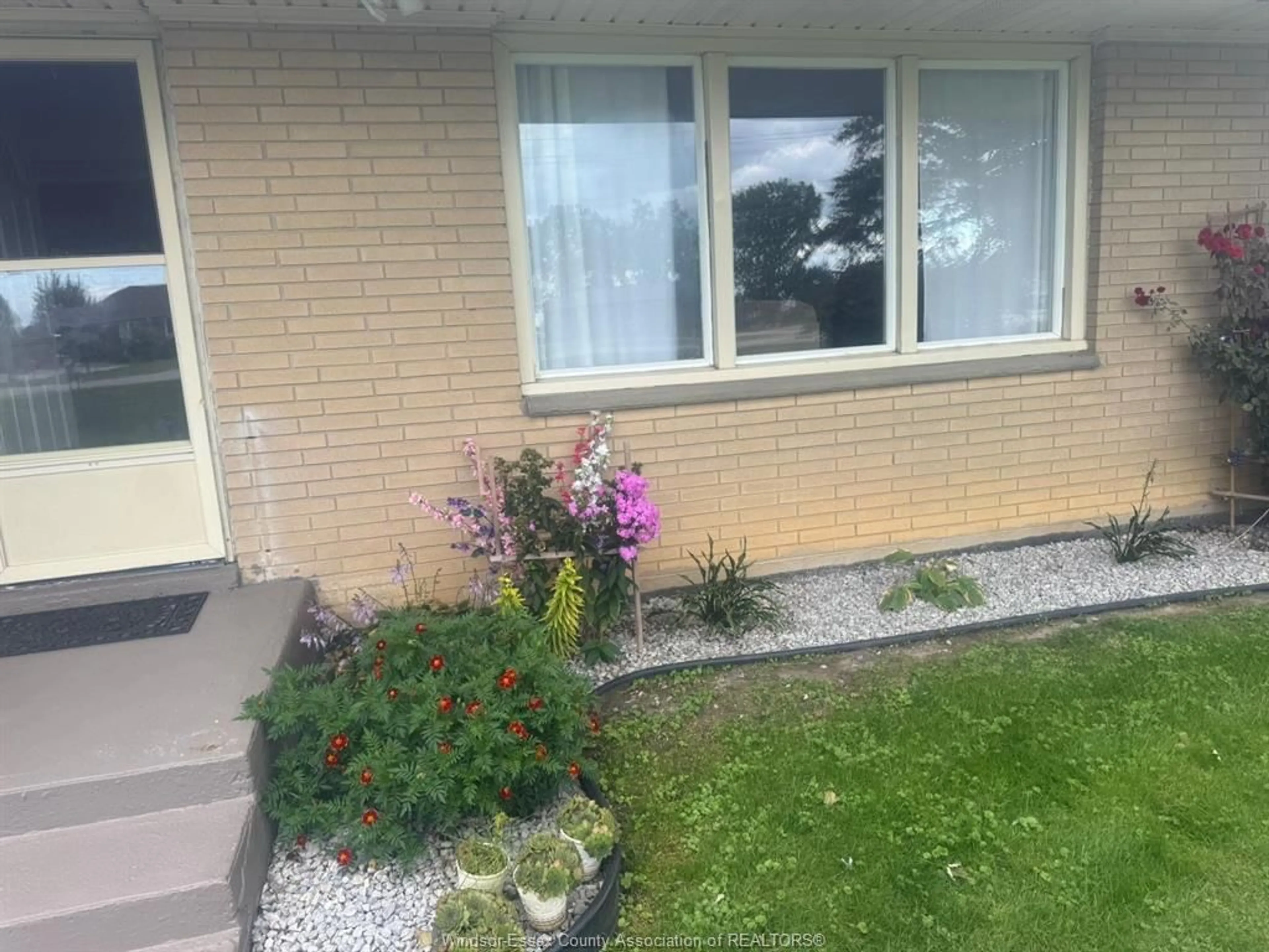 A pic from outside/outdoor area/front of a property/back of a property/a pic from drone, street for 830 TALBOT Rd, Wheatley Ontario N0P 2P0