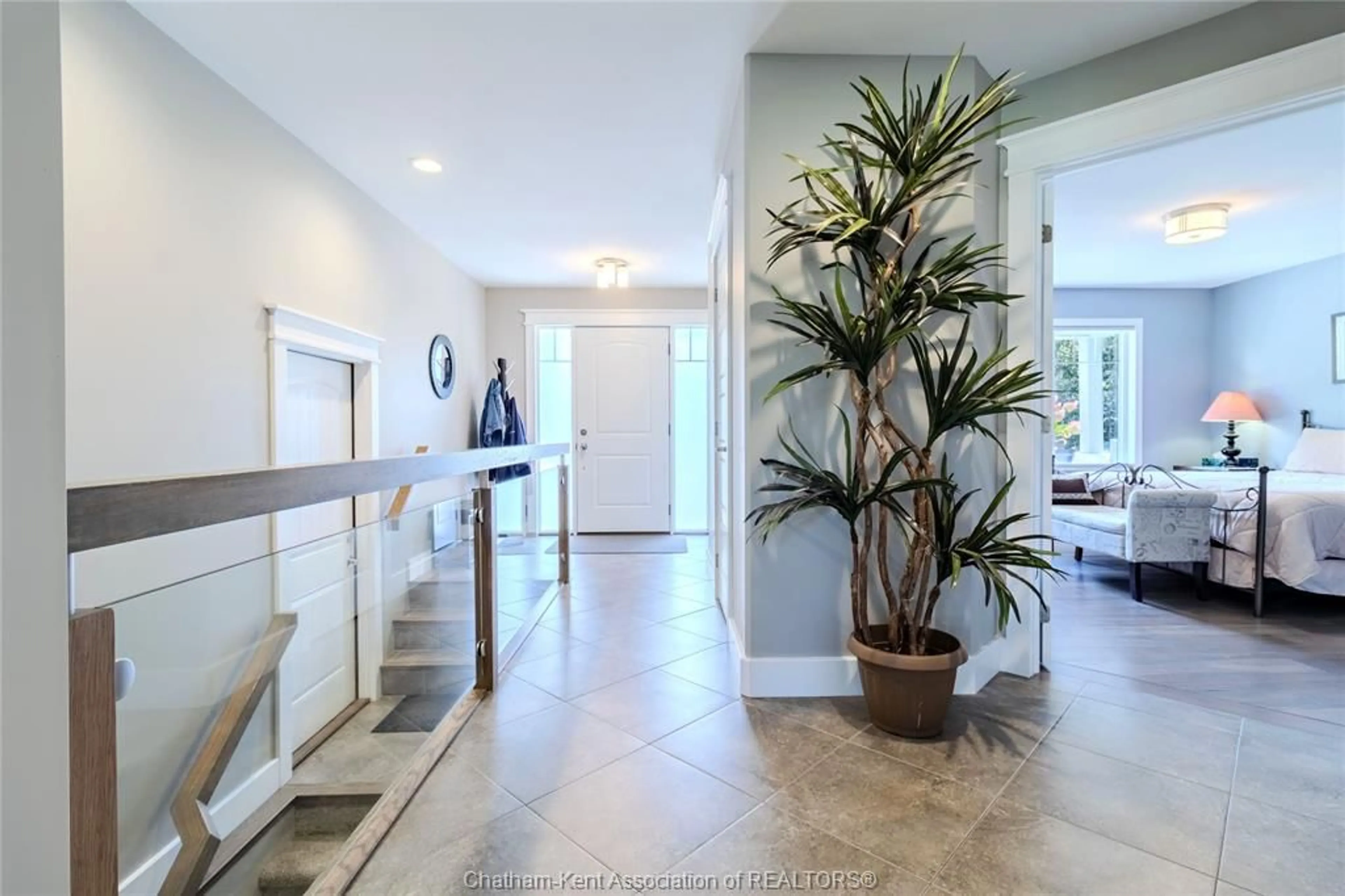 Indoor foyer for 59 GREGORY Dr, Chatham Ontario N7L 2R5