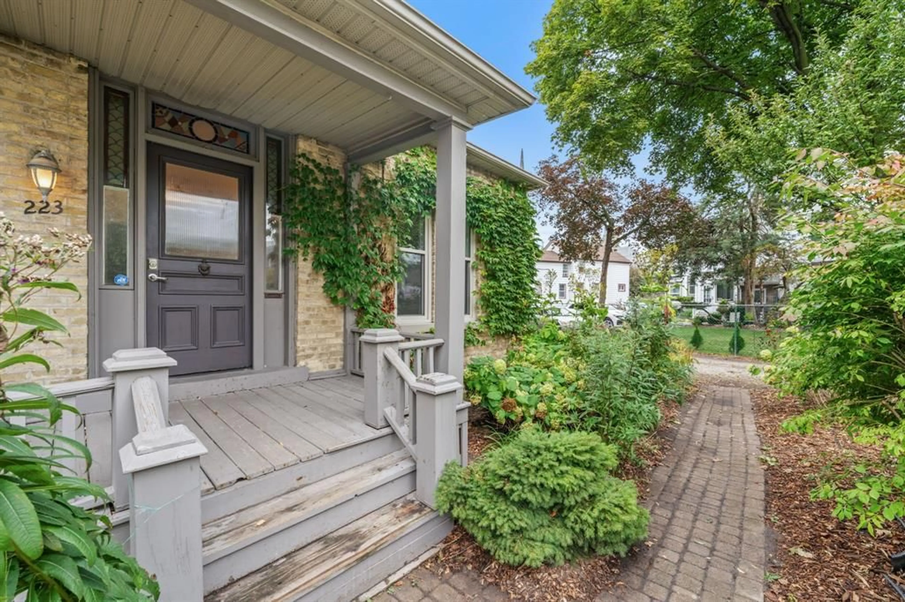 Indoor entryway for 223 BROCK St, Sarnia Ontario N7T 5Z5