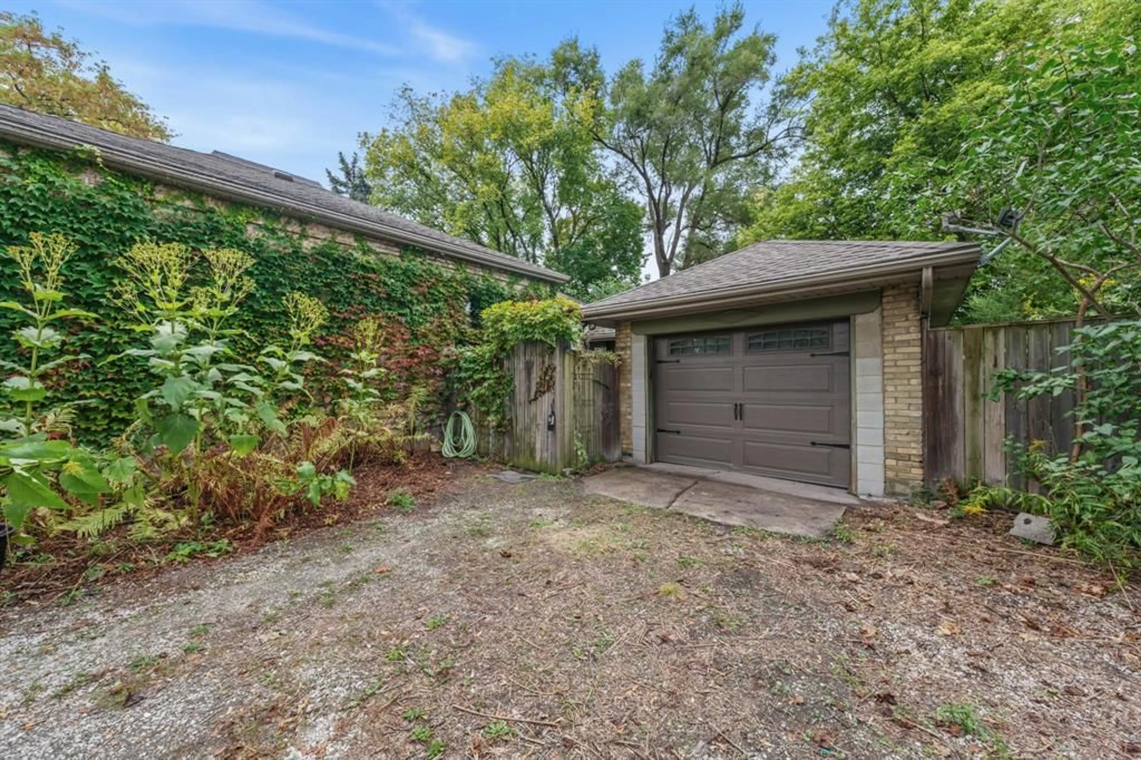 Unknown for 223 BROCK St, Sarnia Ontario N7T 5Z5