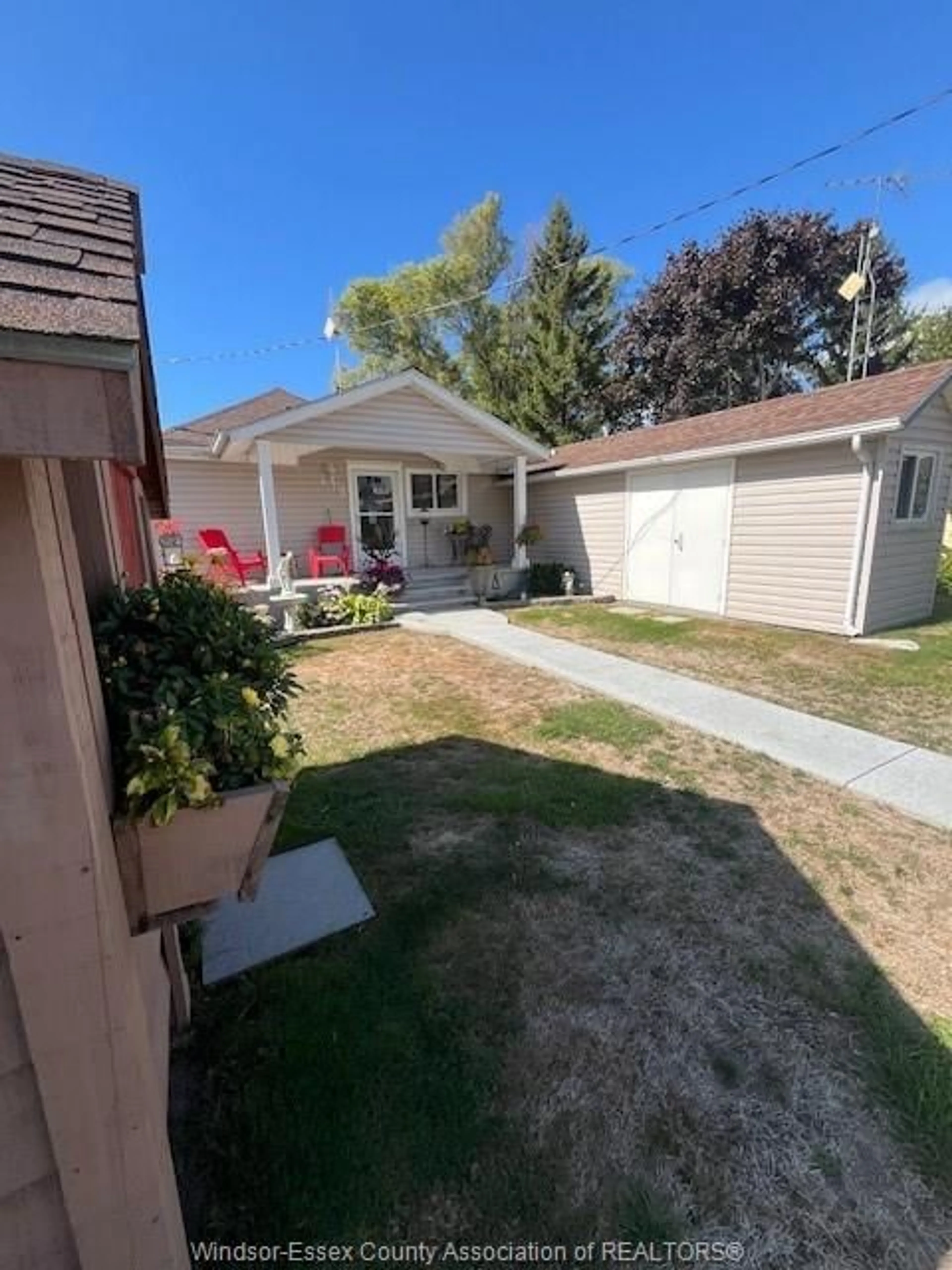 A pic from outside/outdoor area/front of a property/back of a property/a pic from drone, street for 813 ERIE SHORES Dr, Colchester Ontario N0R 1G0