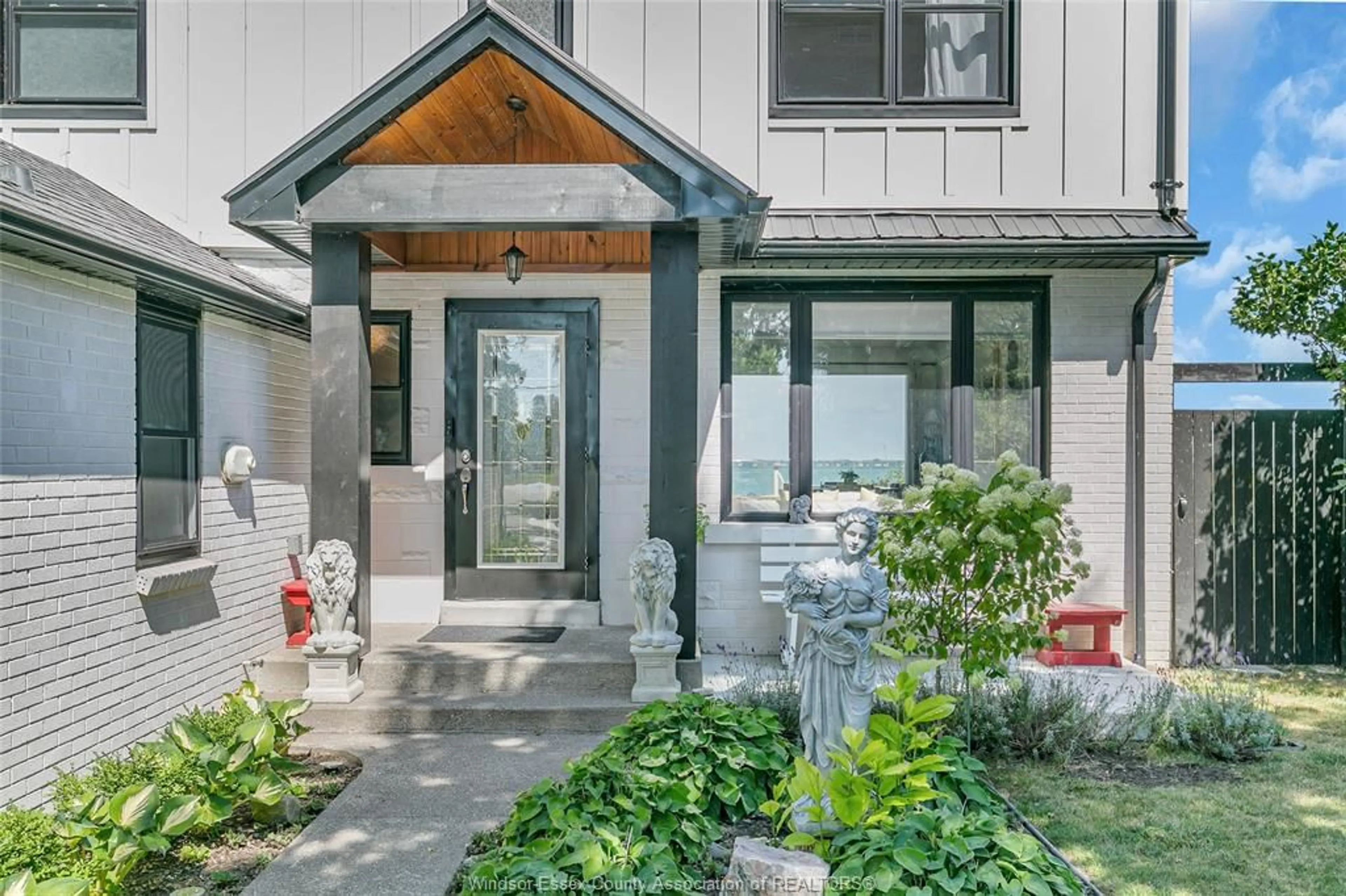Indoor entryway for 11360 RIVERSIDE Dr, Windsor Ontario N8P 1A4