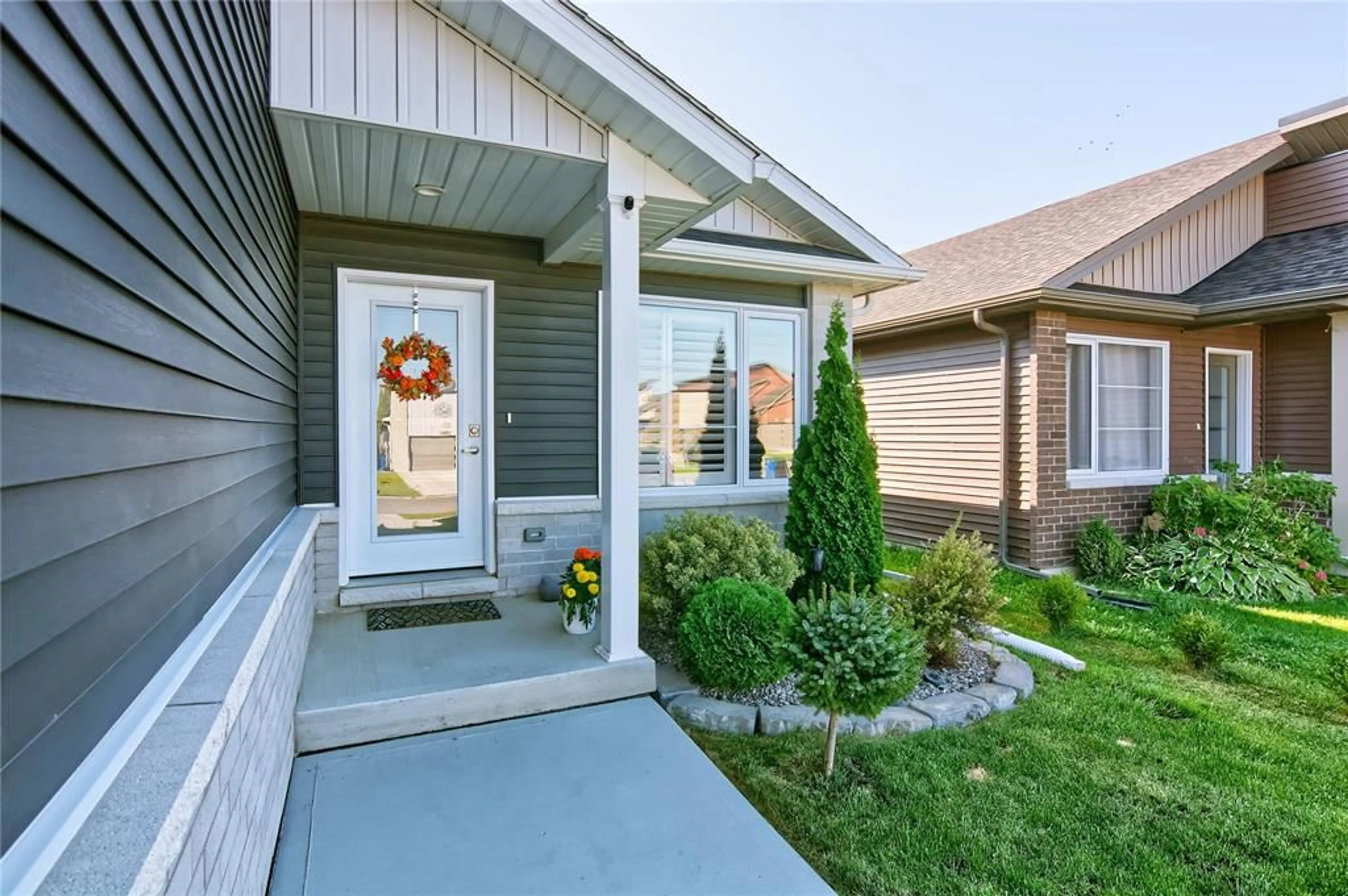 Home with vinyl exterior material, street for 133 MOONSTONE Cres, Chatham Ontario N7M 0S2