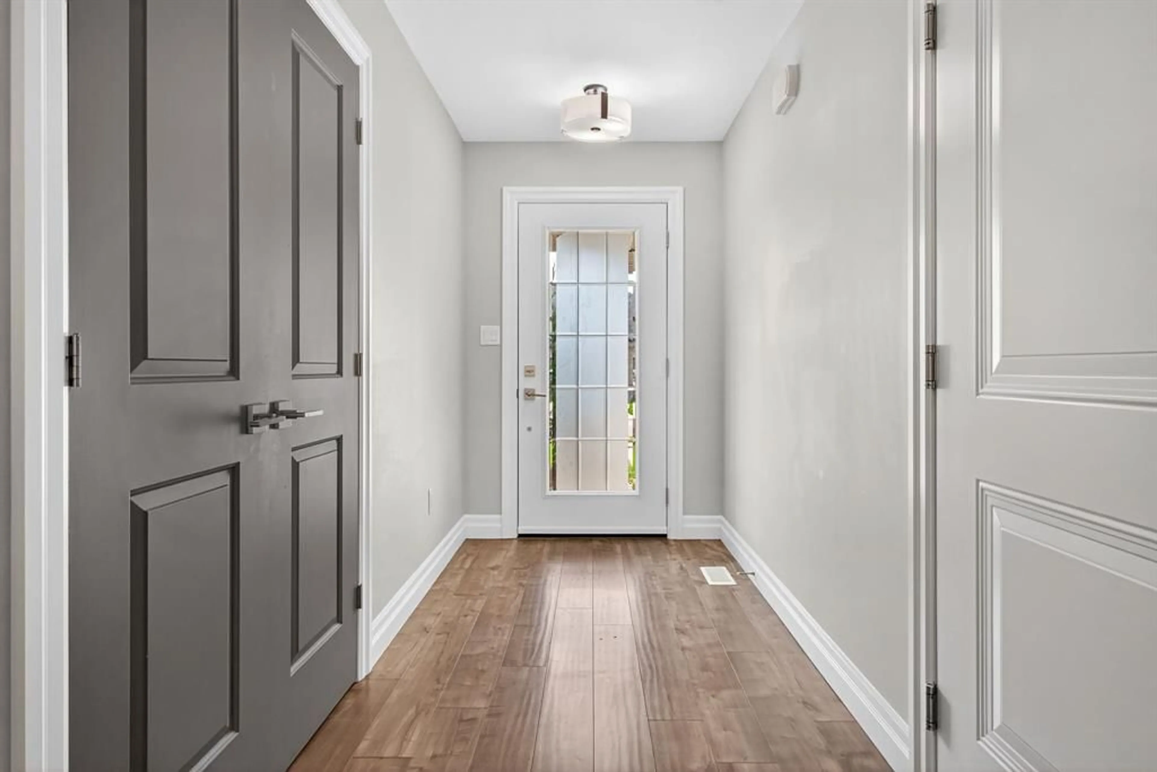 Indoor entryway for 520 MOLINARI St, Sarnia Ontario N7W 1C5