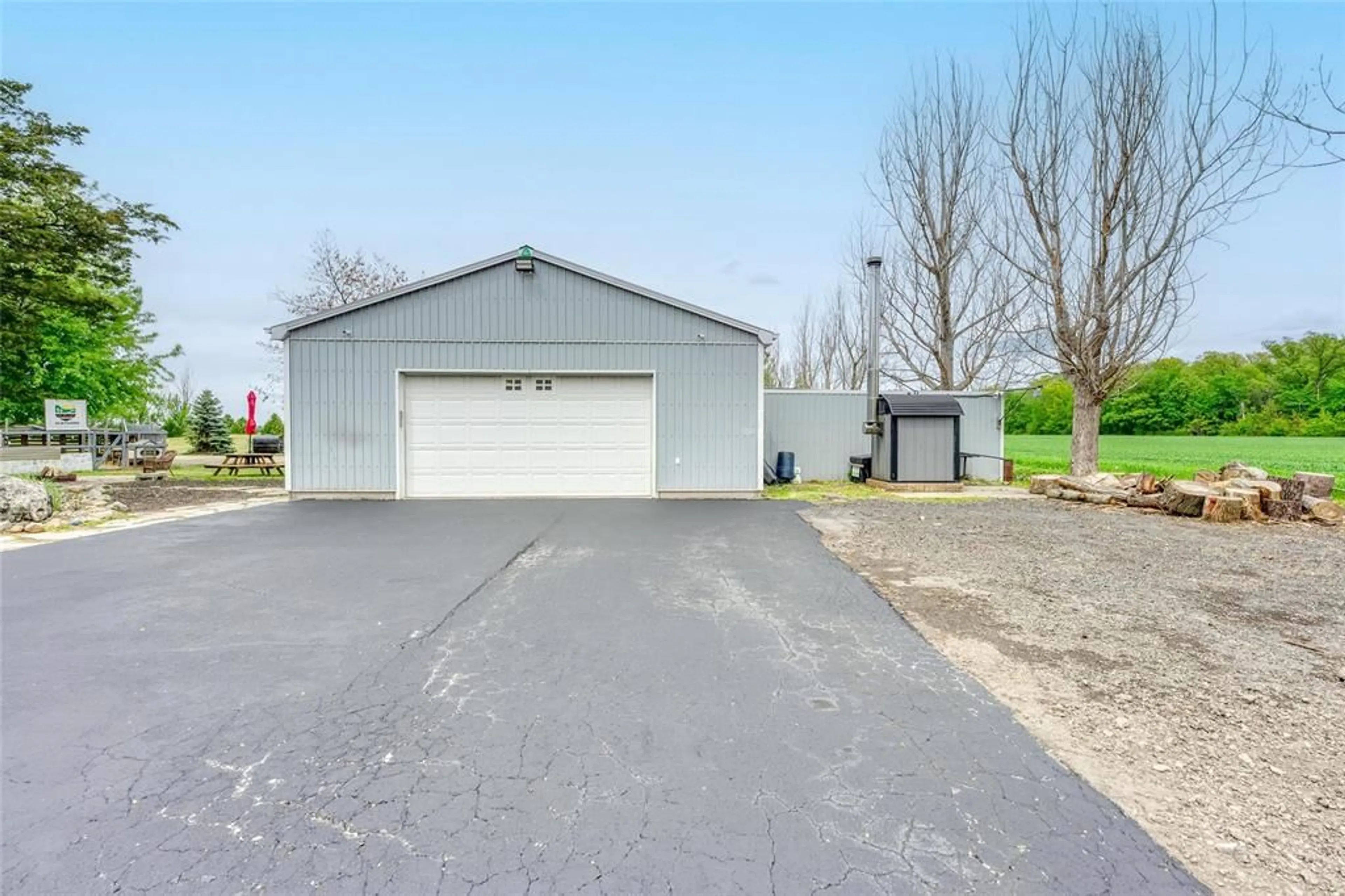 Indoor garage for 2274 JACKSON Rd, Sarnia Ontario N7T 7H2