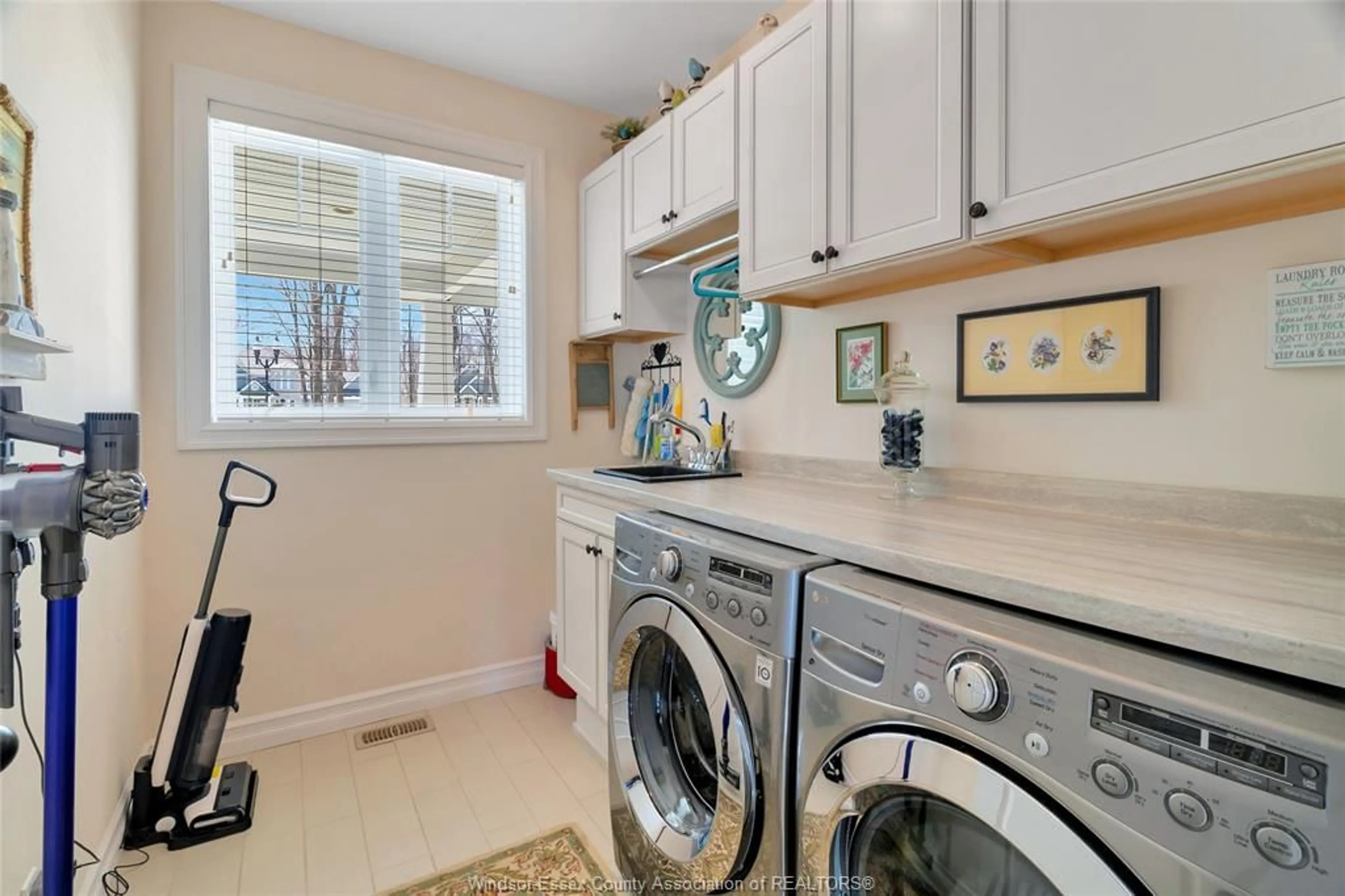 Laundry room for 554 GOLD COAST Dr, Amherstburg Ontario N9V 4B8