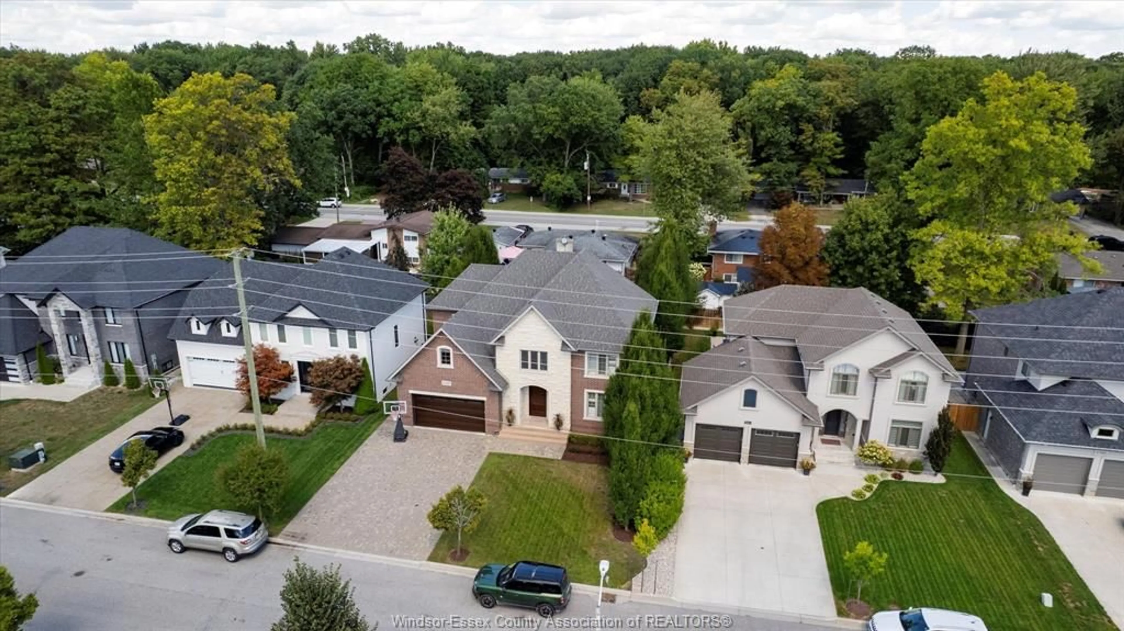 A pic from outside/outdoor area/front of a property/back of a property/a pic from drone, street for 1320 MAPLE, LaSalle Ontario N9J 0B3