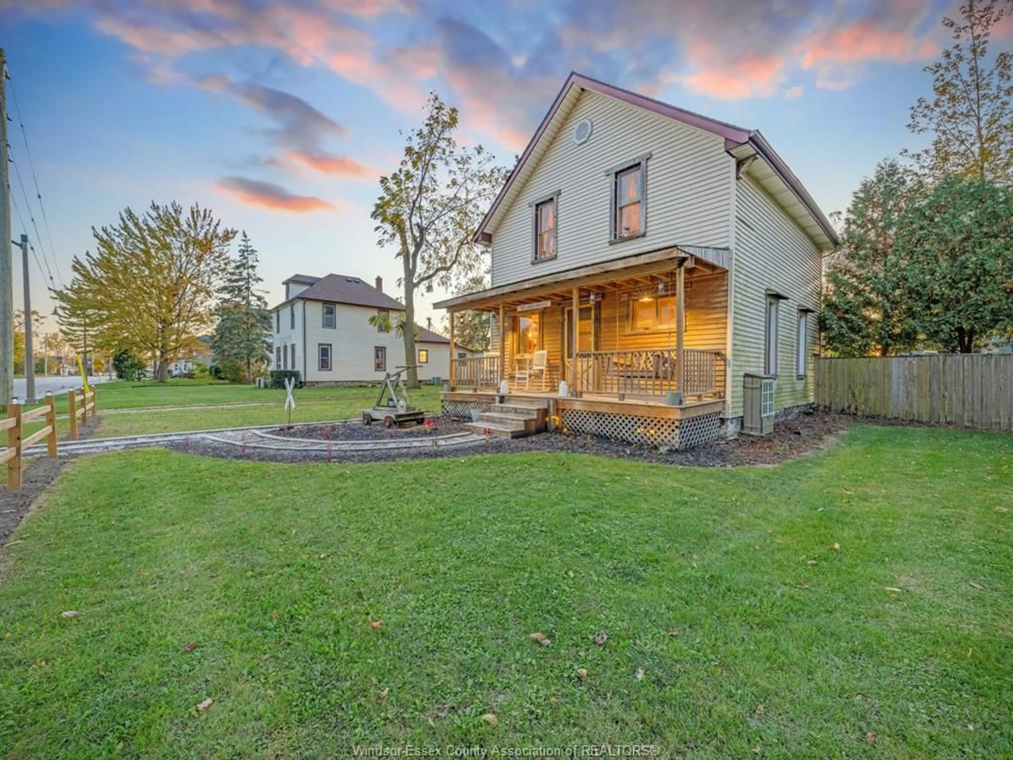 A pic from outside/outdoor area/front of a property/back of a property/a pic from drone, street for 429 QUEEN St, Harrow Ontario N0R 1G0
