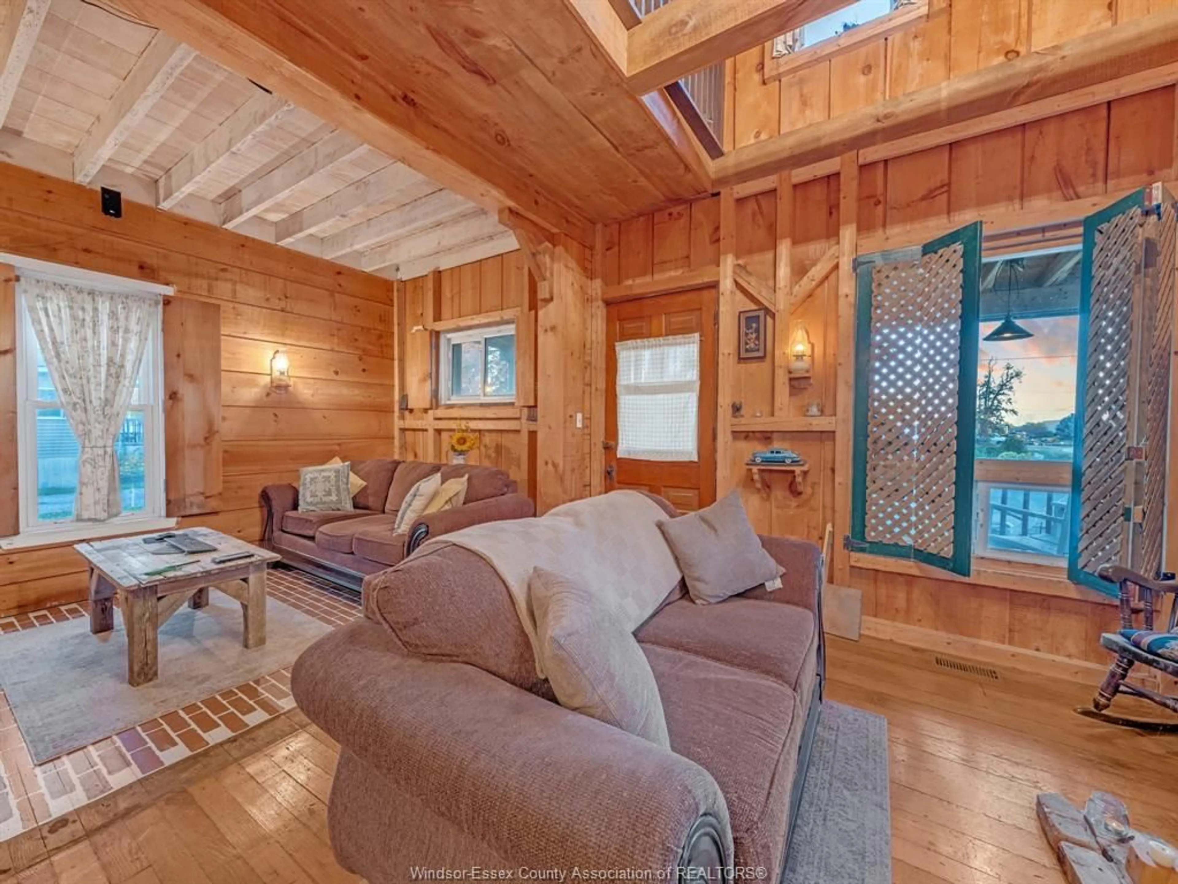 Living room with furniture, wood/laminate floor for 429 QUEEN St, Harrow Ontario N0R 1G0