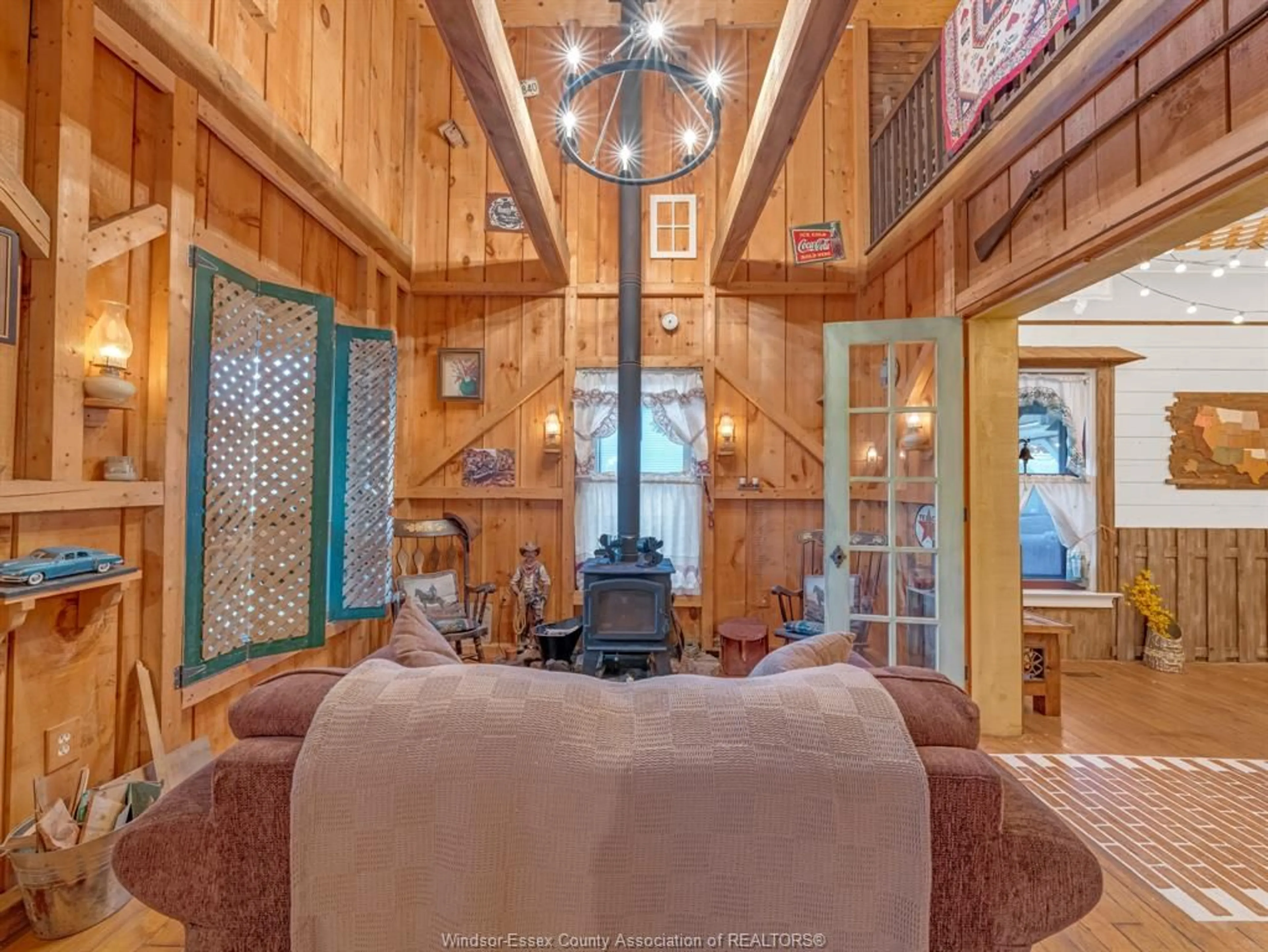 Indoor foyer for 429 QUEEN St, Harrow Ontario N0R 1G0