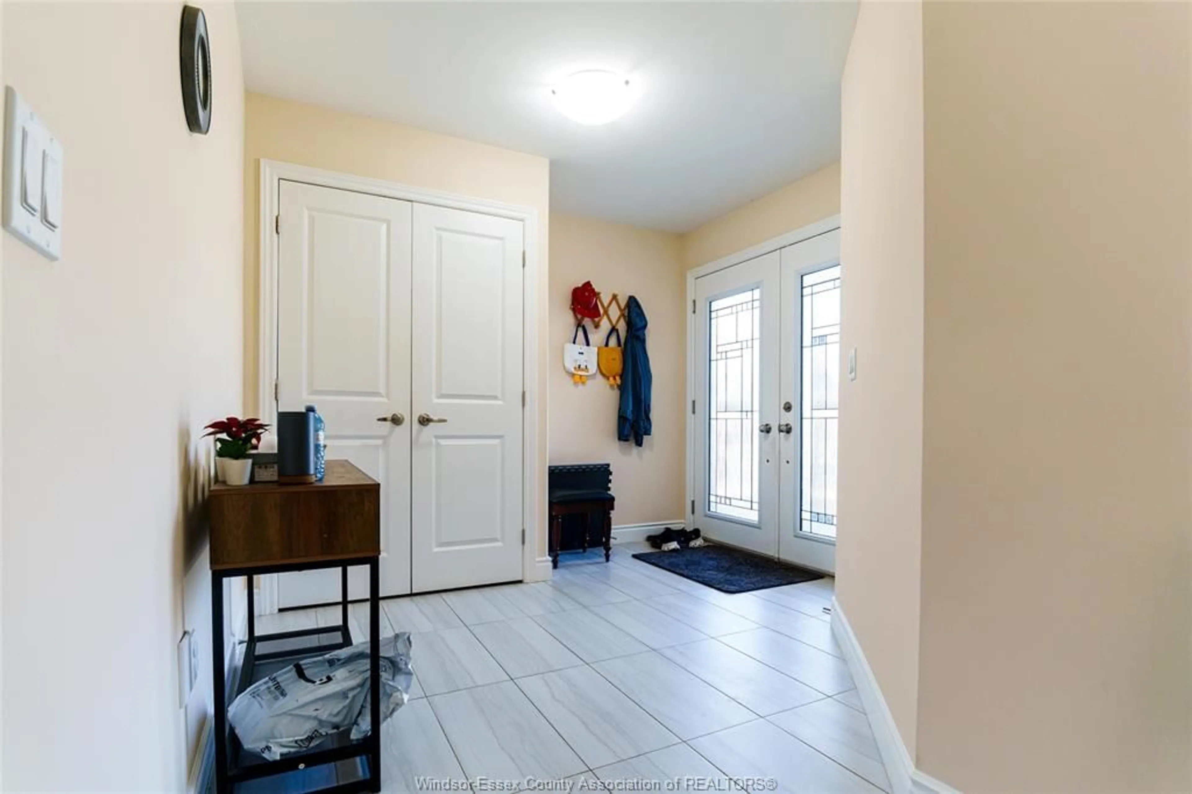 Indoor entryway for 1212 KAMLOOPS St, Windsor Ontario N8W 2L2