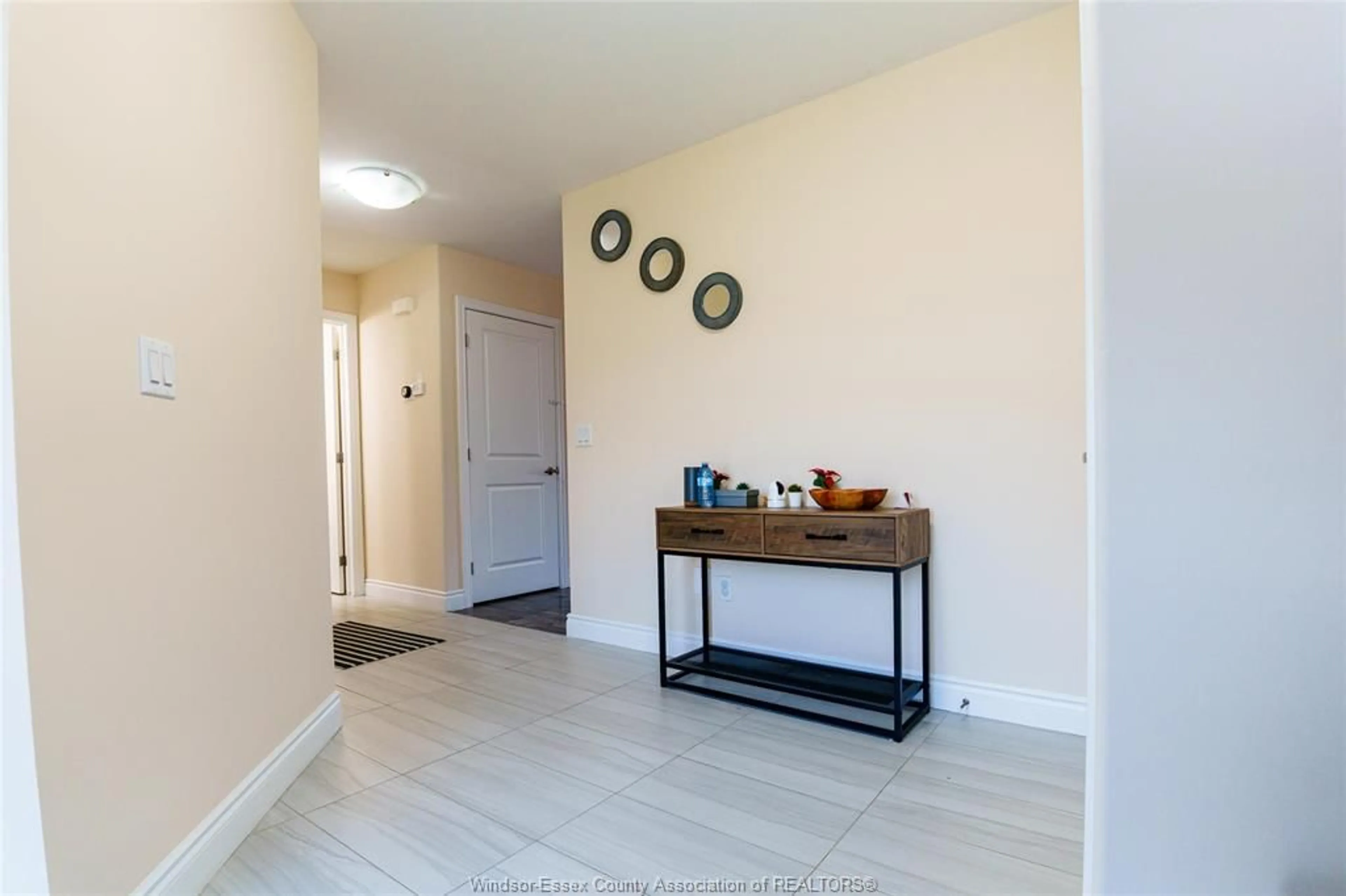 Indoor entryway for 1212 KAMLOOPS St, Windsor Ontario N8W 2L2