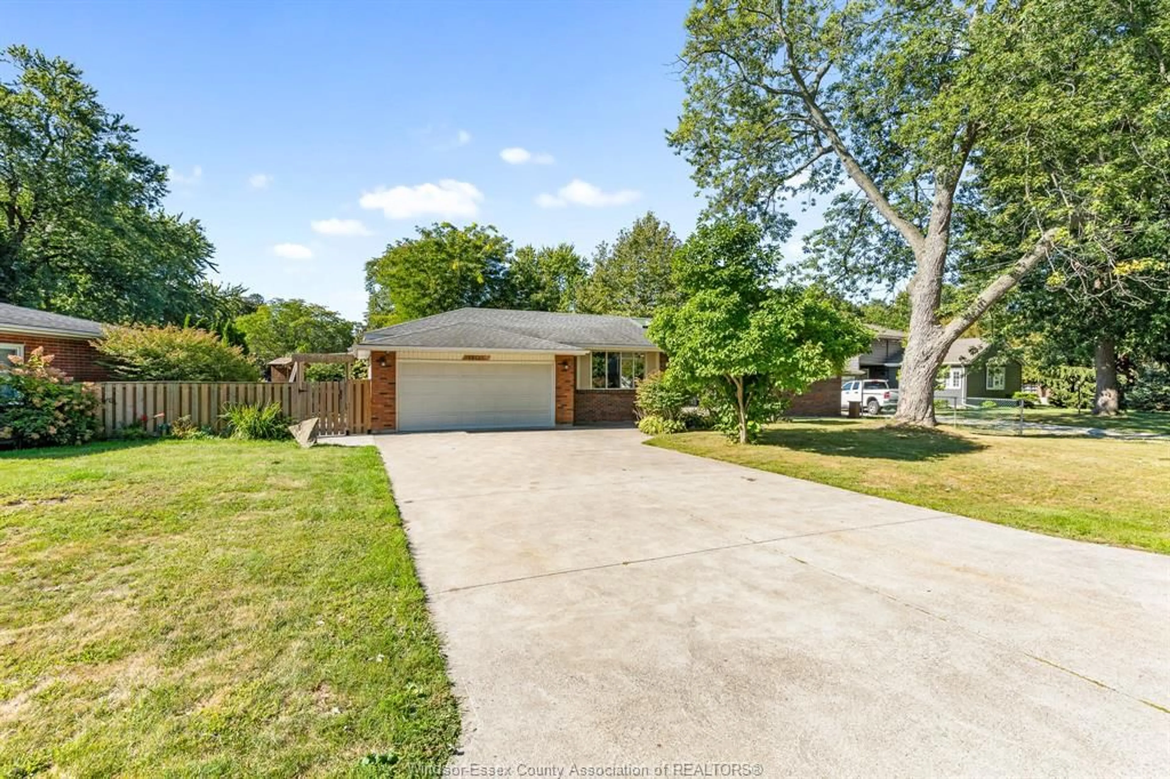 A pic from outside/outdoor area/front of a property/back of a property/a pic from drone, street for 12737 Dillon Dr, Tecumseh Ontario N8N 1C7