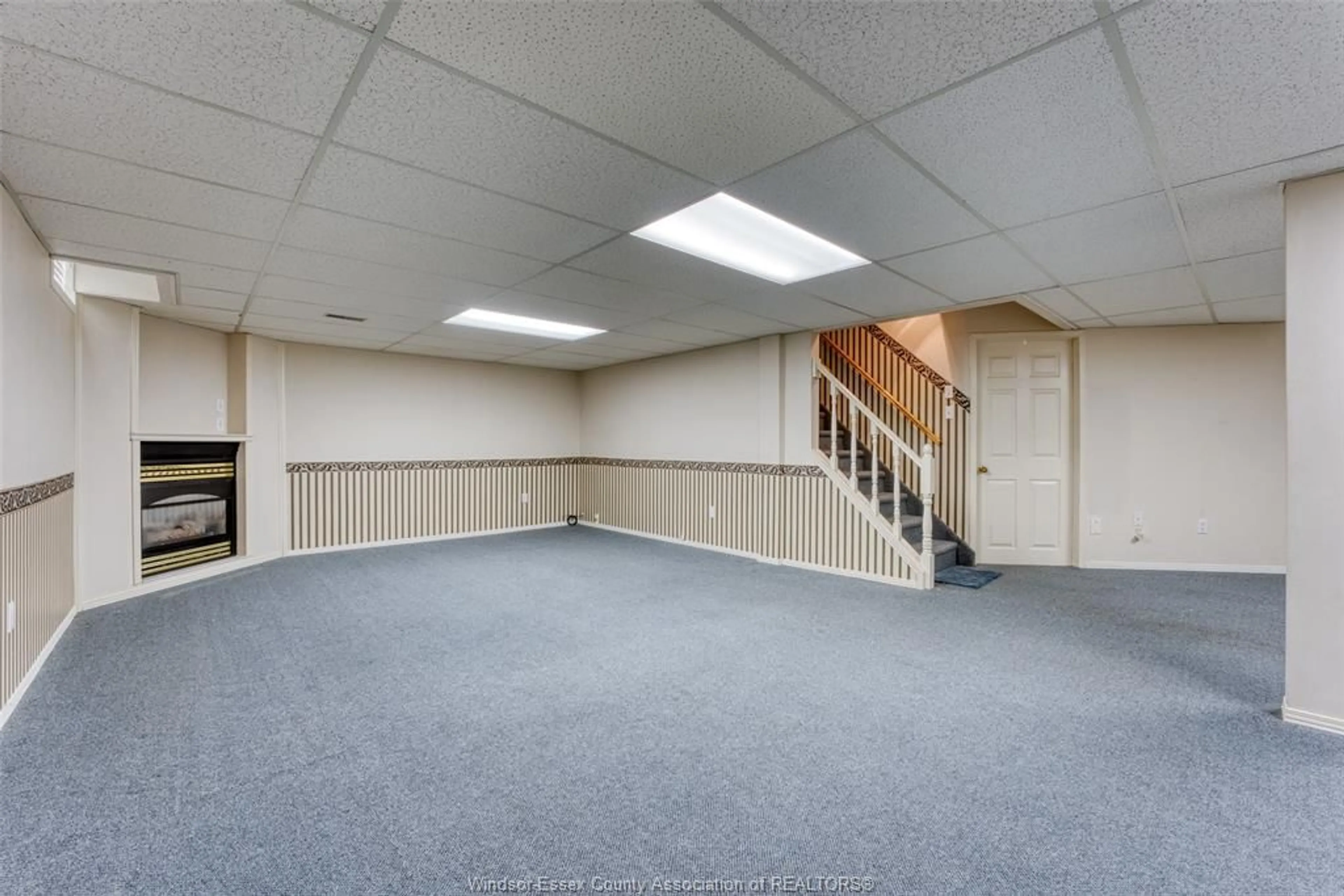 Indoor foyer for 208 RAMBLEWOOD Dr, LaSalle Ontario N9J 3A9