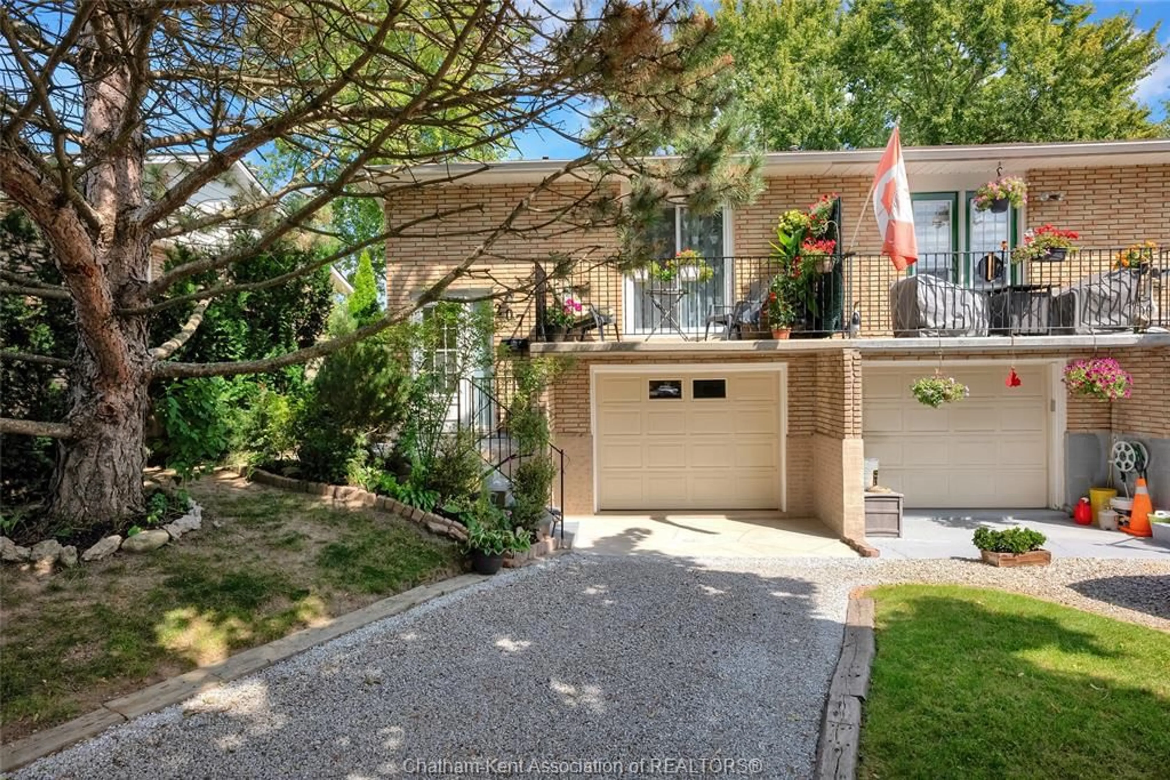 A pic from outside/outdoor area/front of a property/back of a property/a pic from drone, street for 207 Coverdale St, Chatham Ontario N7L 4T3