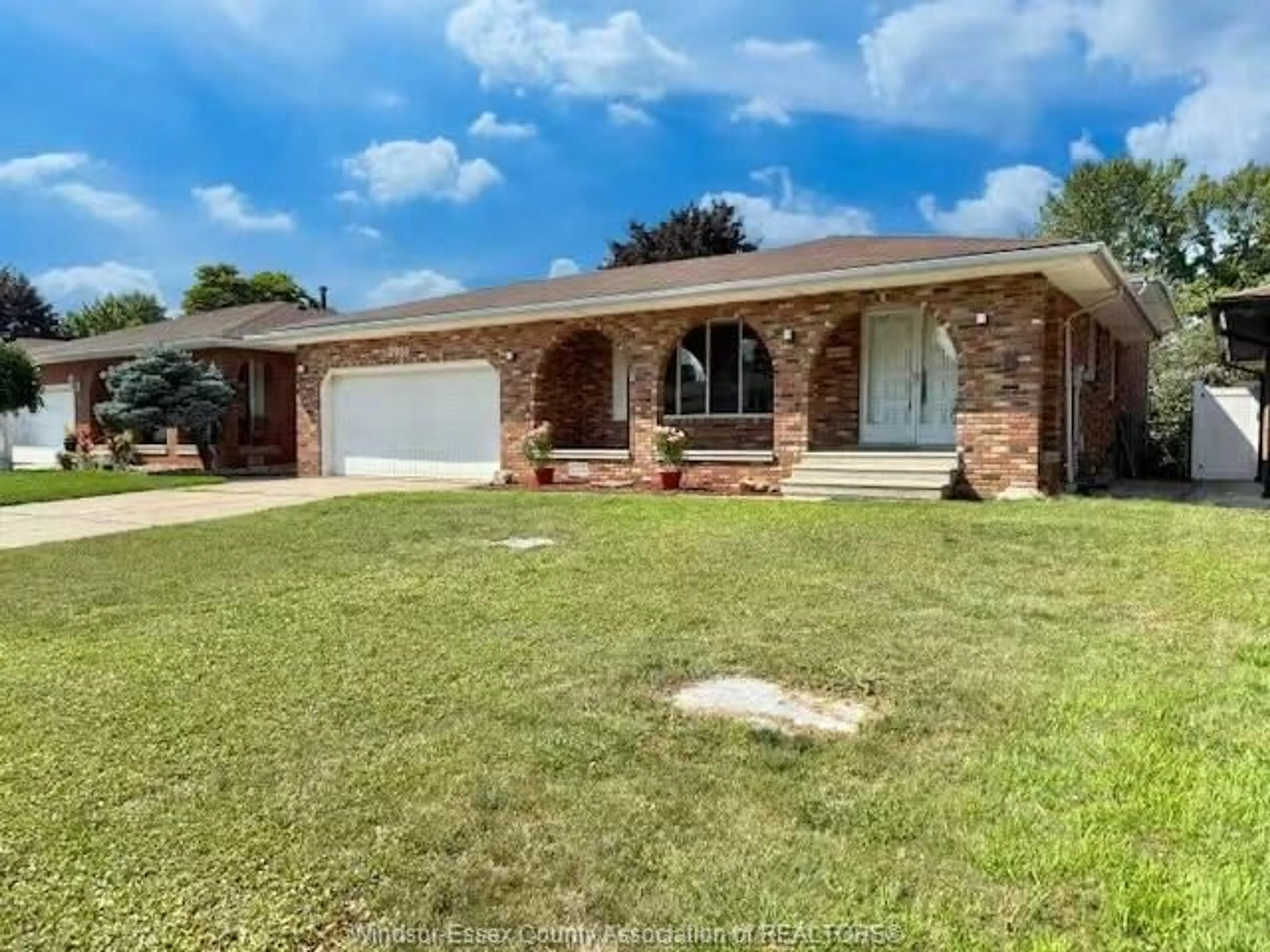 A pic from outside/outdoor area/front of a property/back of a property/a pic from drone, unknown for 2951 ST. CLAIR Ave, Windsor Ontario N9E 4A1
