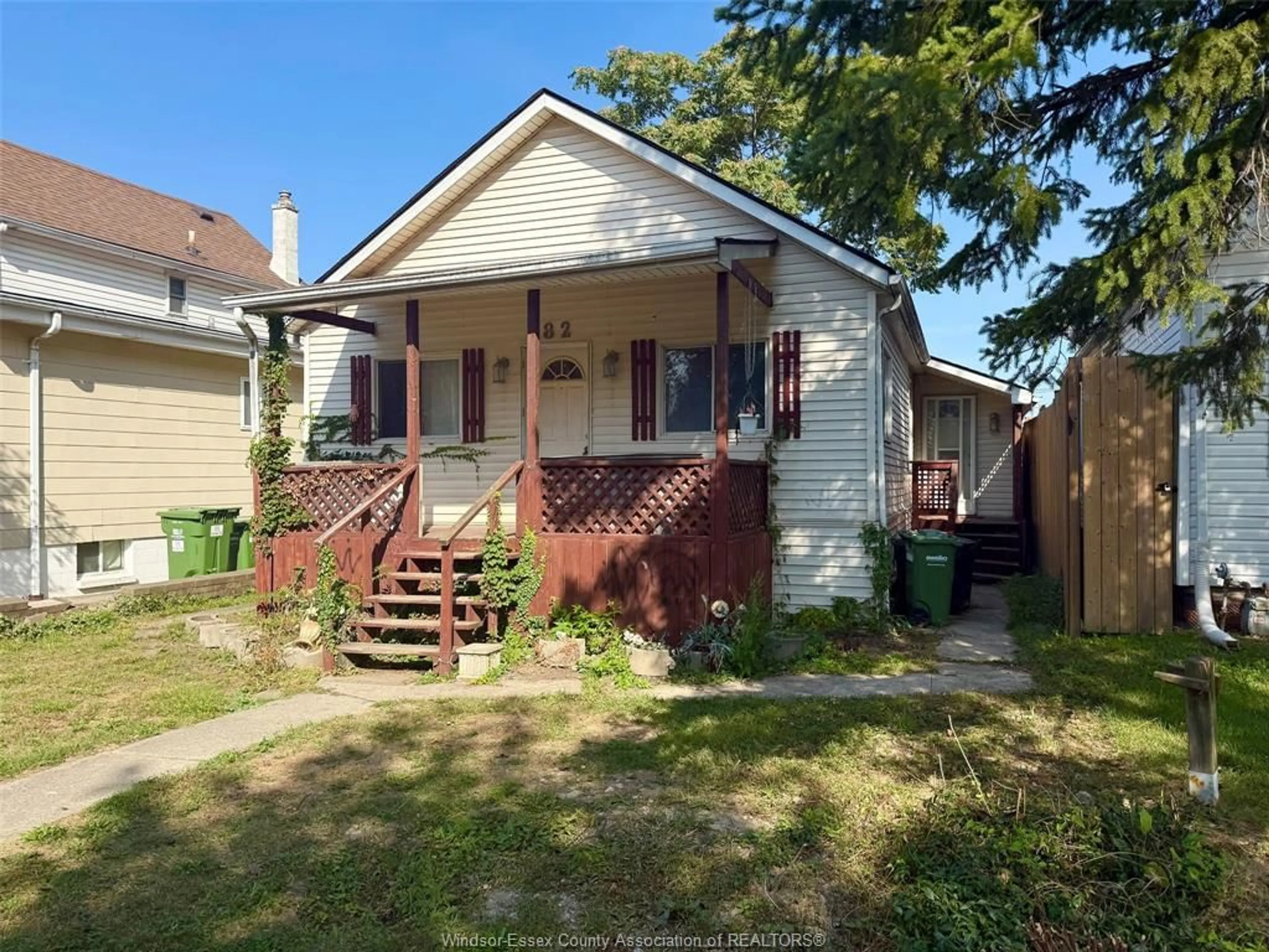 A pic from outside/outdoor area/front of a property/back of a property/a pic from drone, street for 382 HYDE St, Windsor Ontario N8X 2T5