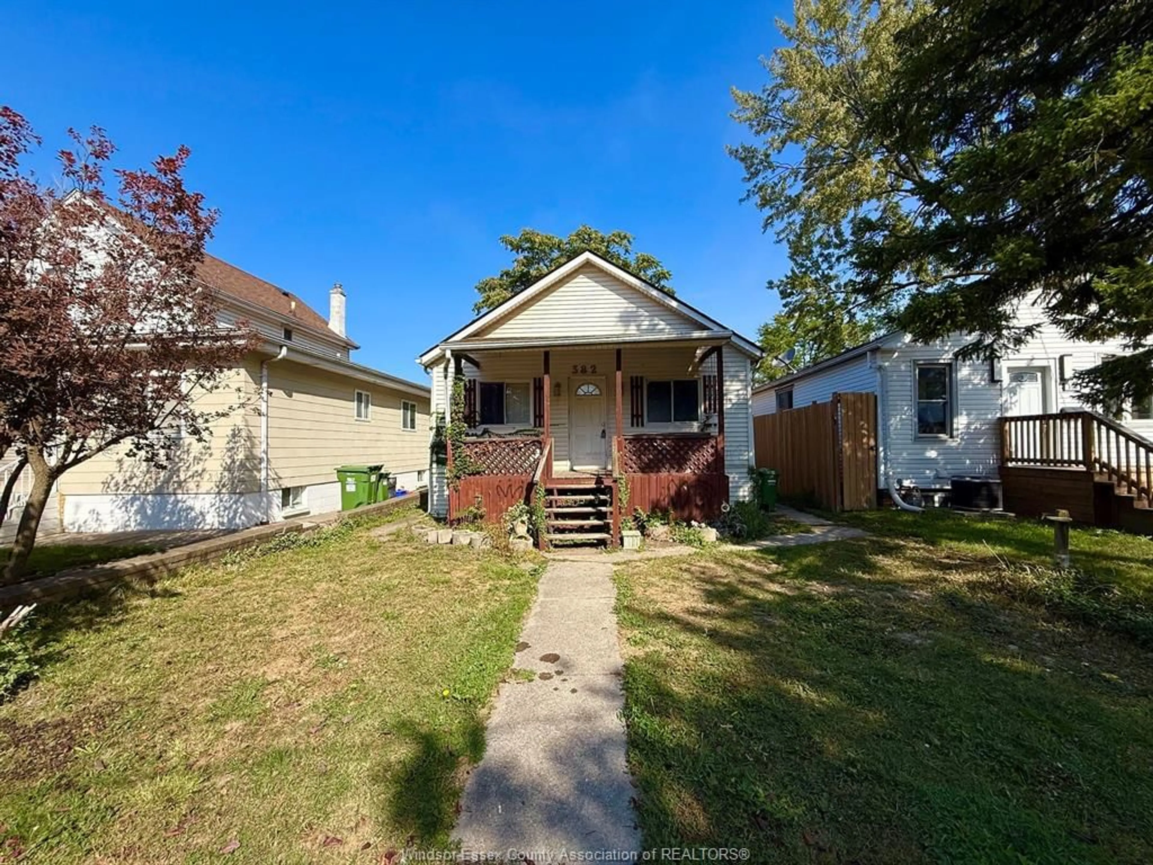A pic from outside/outdoor area/front of a property/back of a property/a pic from drone, street for 382 HYDE St, Windsor Ontario N8X 2T5